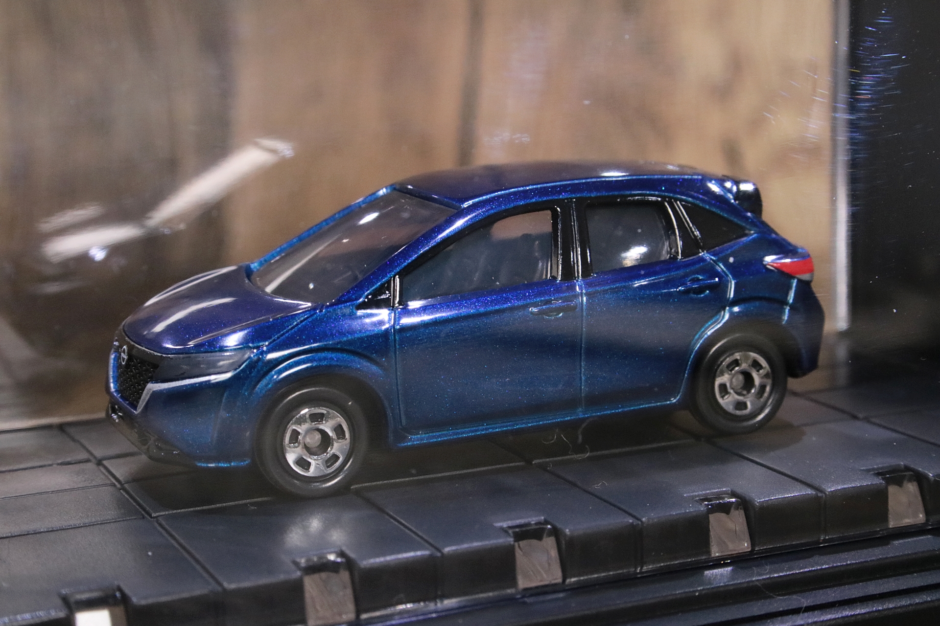 ライトの反射でショールームに展示されているモデルのようだ