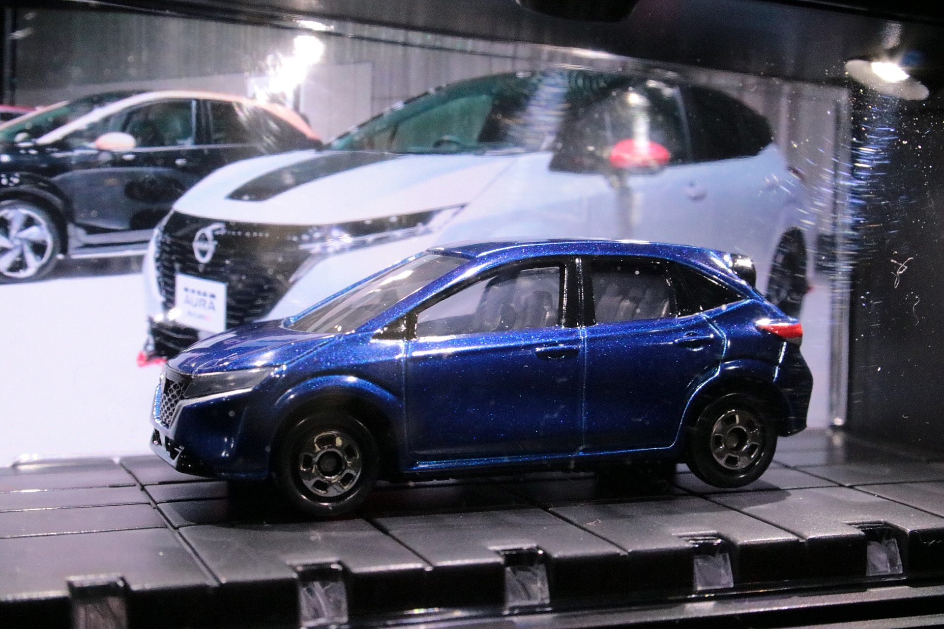 アプリ内では日産とのコラボ映像も用意。自分だけのデジタルディスプレイケースにもなる