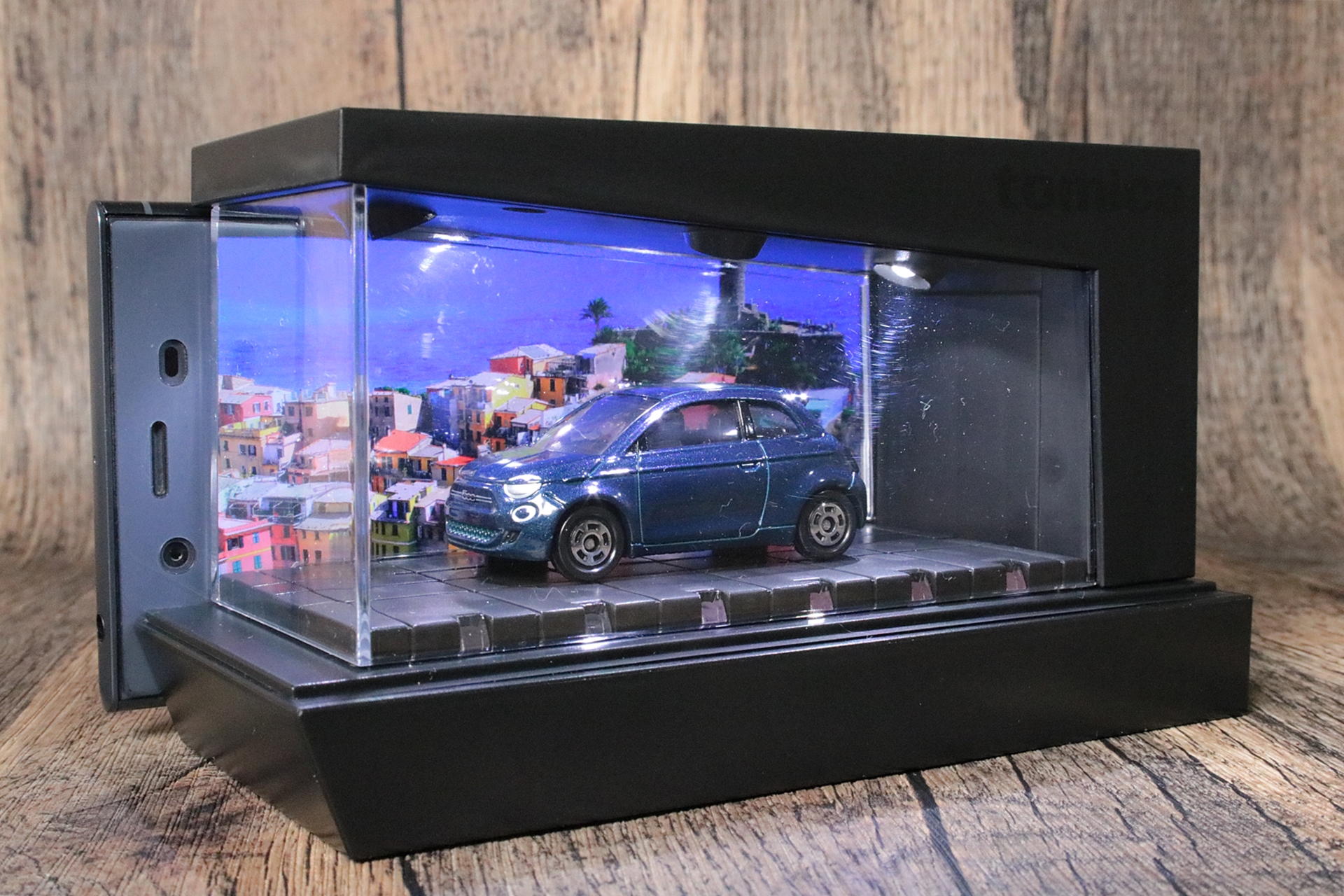 背景としてスマートフォンをセットして好きな動画や画像を映すことができる「tomica ライトアップシアター」
