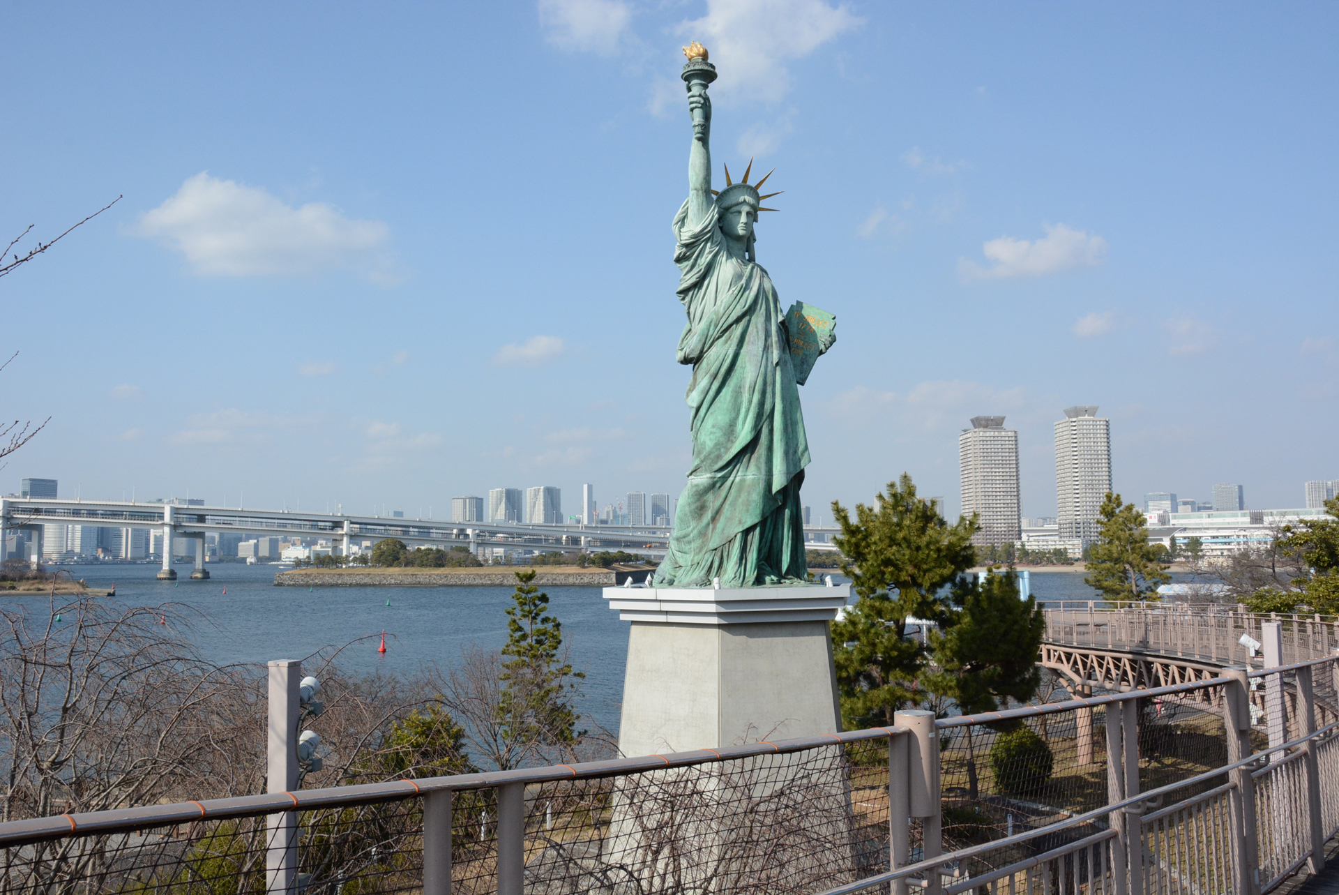 お台場自由の女神像。東京湾を背にしている