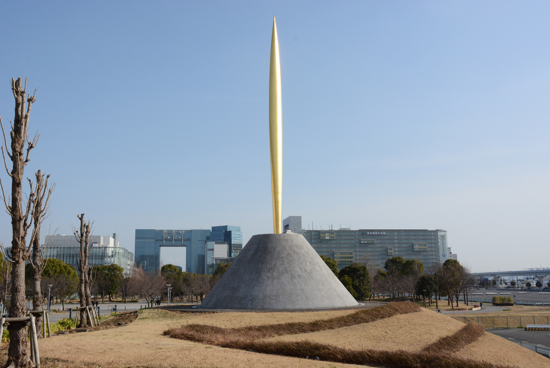 「自由の炎像」。台座からまっすぐ伸びる炎は、ギャンのビームサーベルのようだ