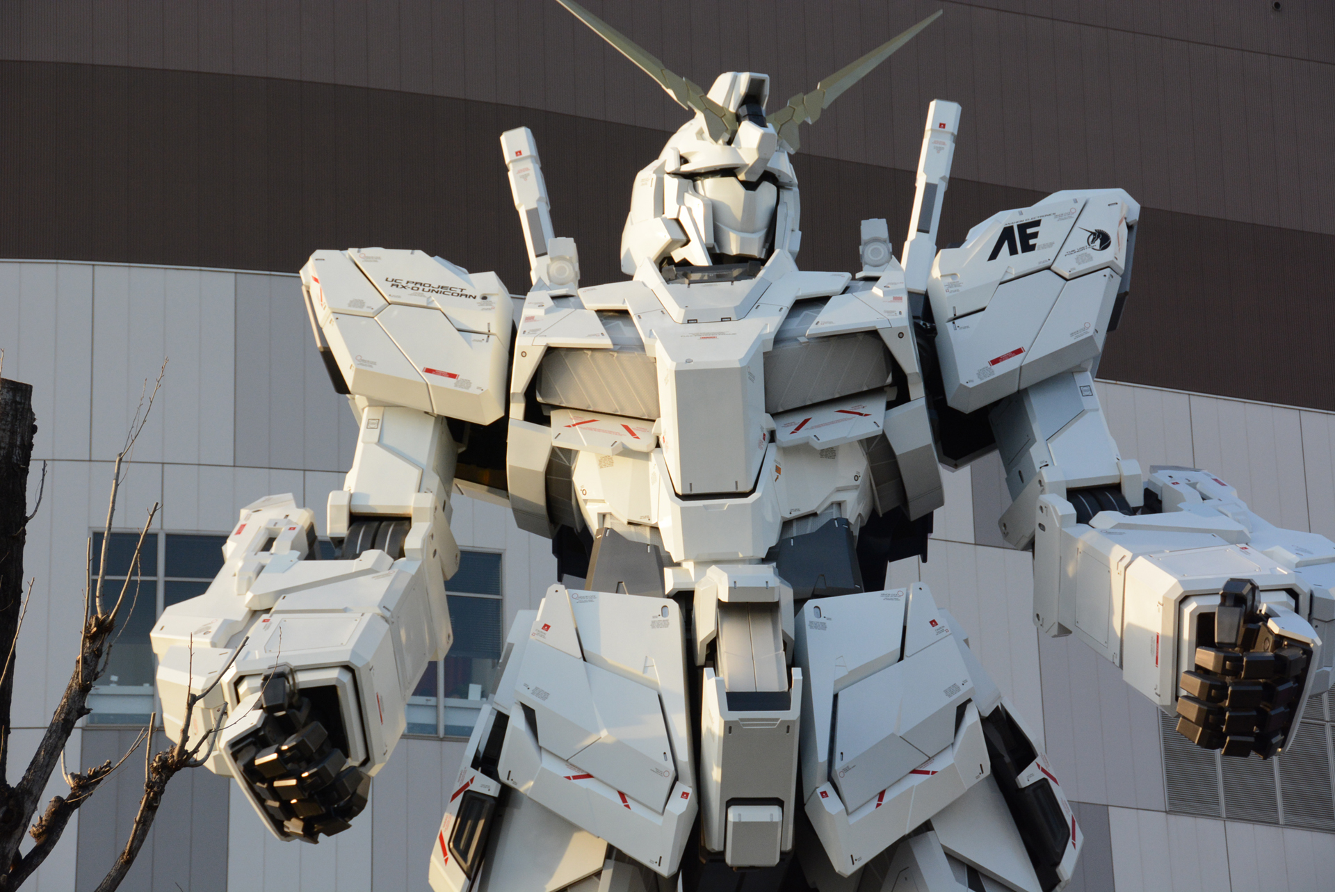 ユニコーンモードからデストロイモードへ変身するユニコーンガンダム立像。現在はユニコーンモードで持つのが開いているようだ