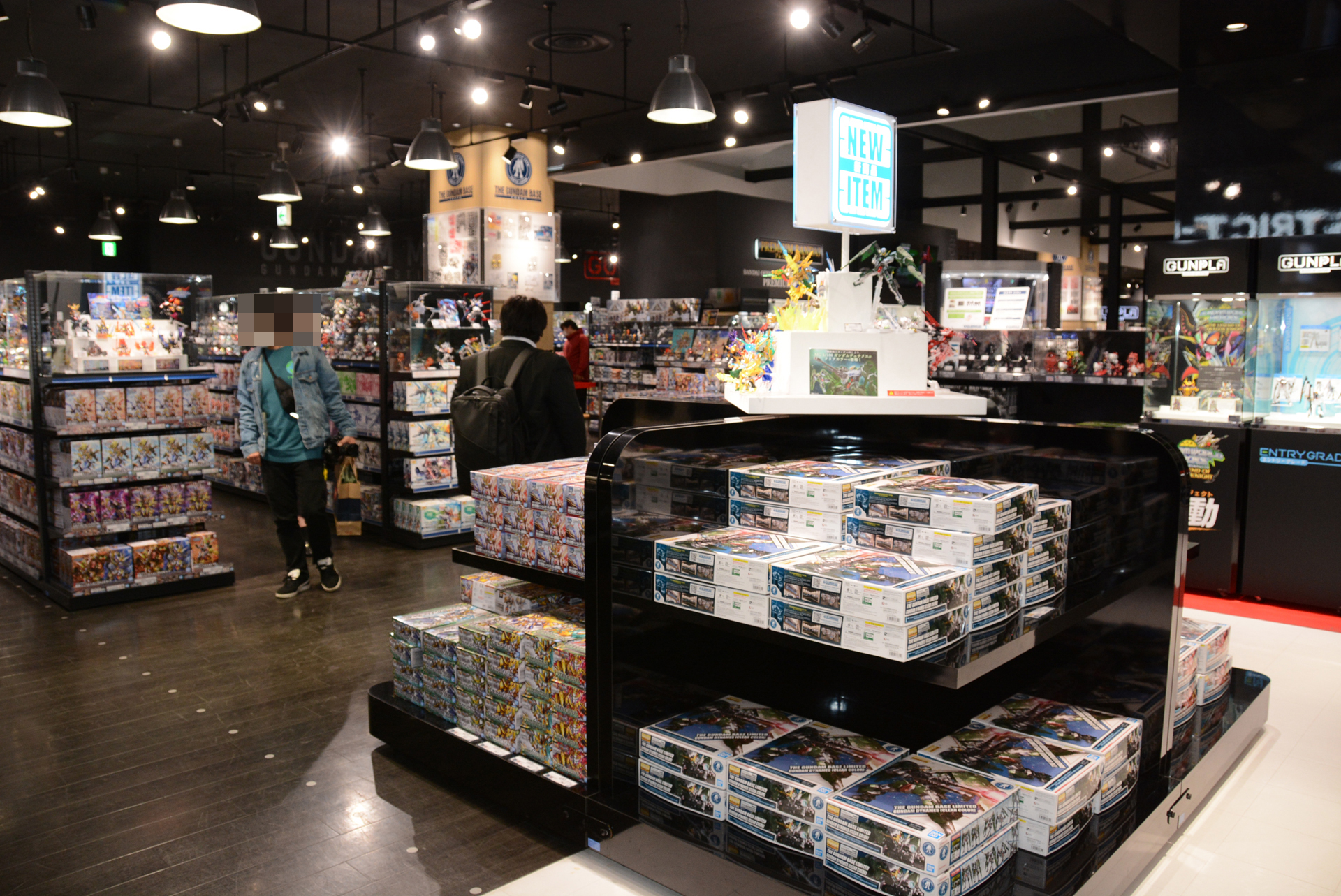 ガンダムベース東京は、"ガンプラの聖地"ともいうべき場所だ。様々なガンプラを購入できるが、3月は入場規制が入っている。事前に入場抽選に申し込むか、平日に訪れよう