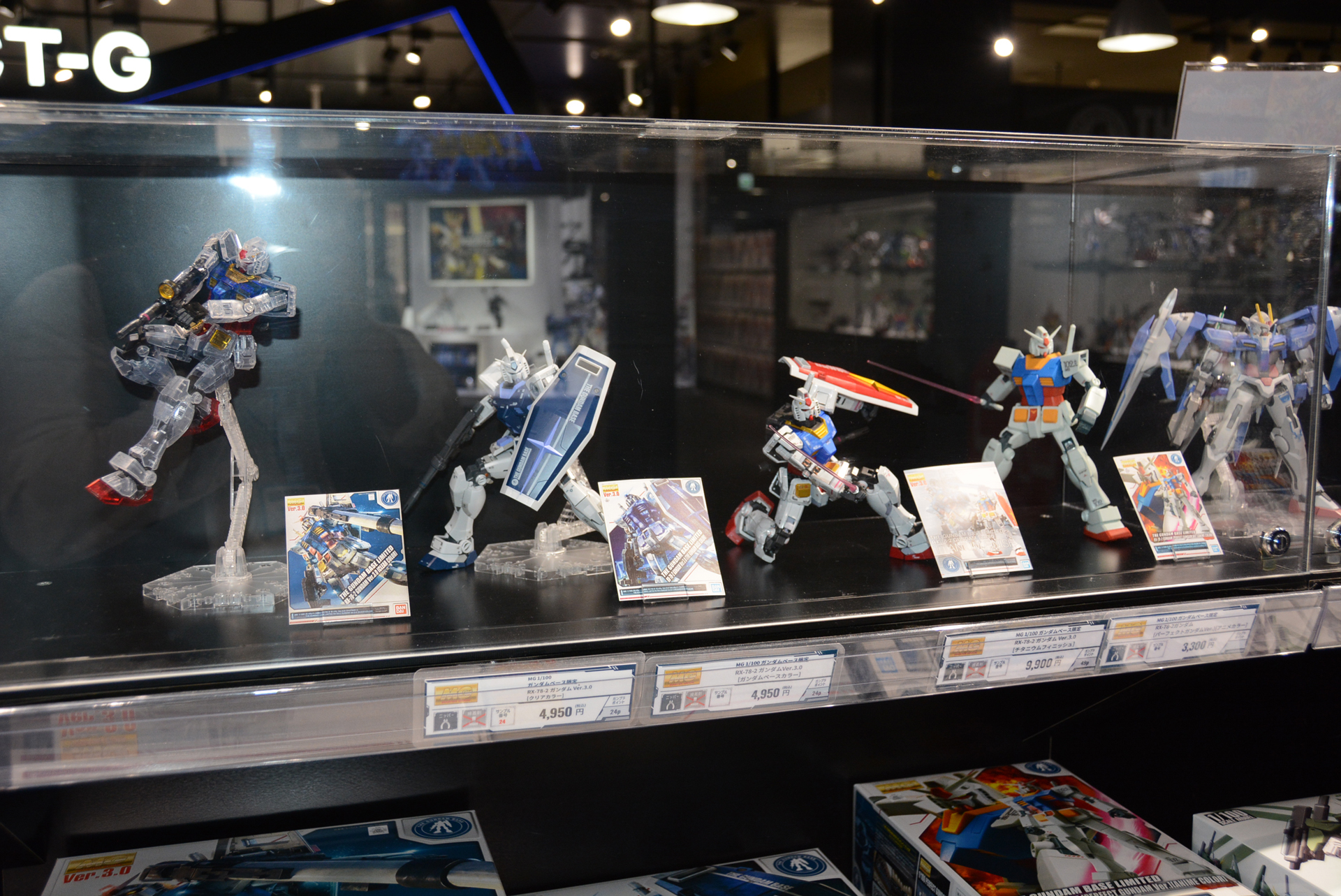 ガンダムベース東京は、"ガンプラの聖地"ともいうべき場所だ。様々なガンプラを購入できるが、3月は入場規制が入っている。事前に入場抽選に申し込むか、平日に訪れよう