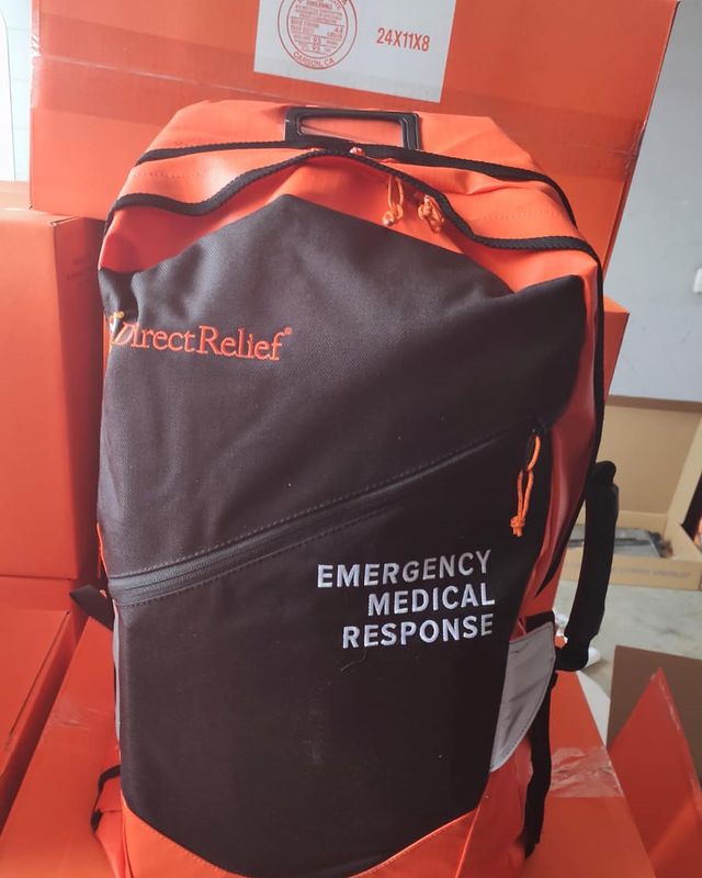 医薬品の入ったフィールドバックパック