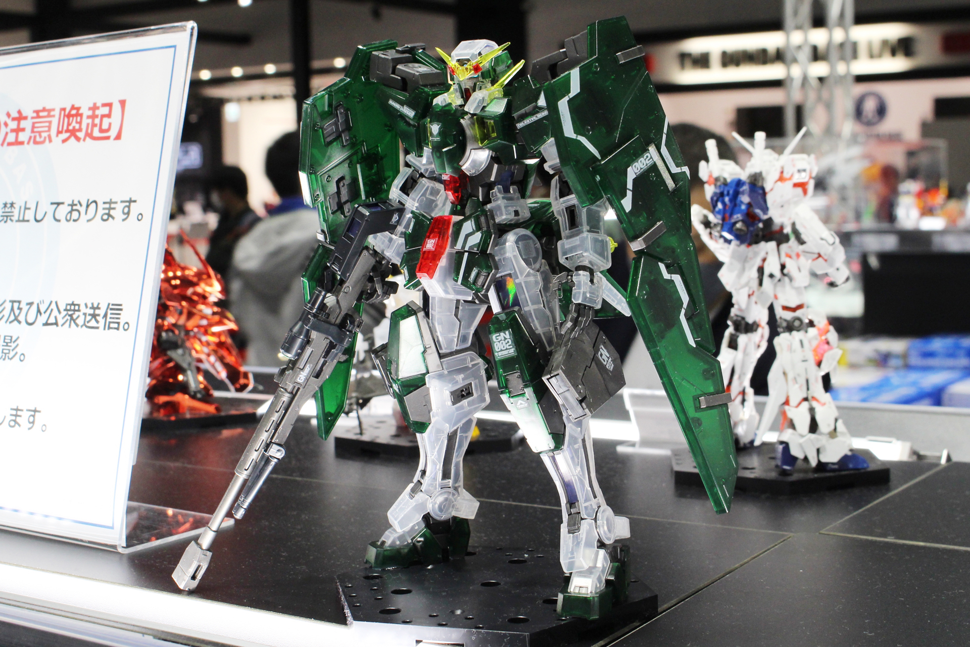 クリアグリーン成形のGNフルシールド。可動により自在なポージングが行える