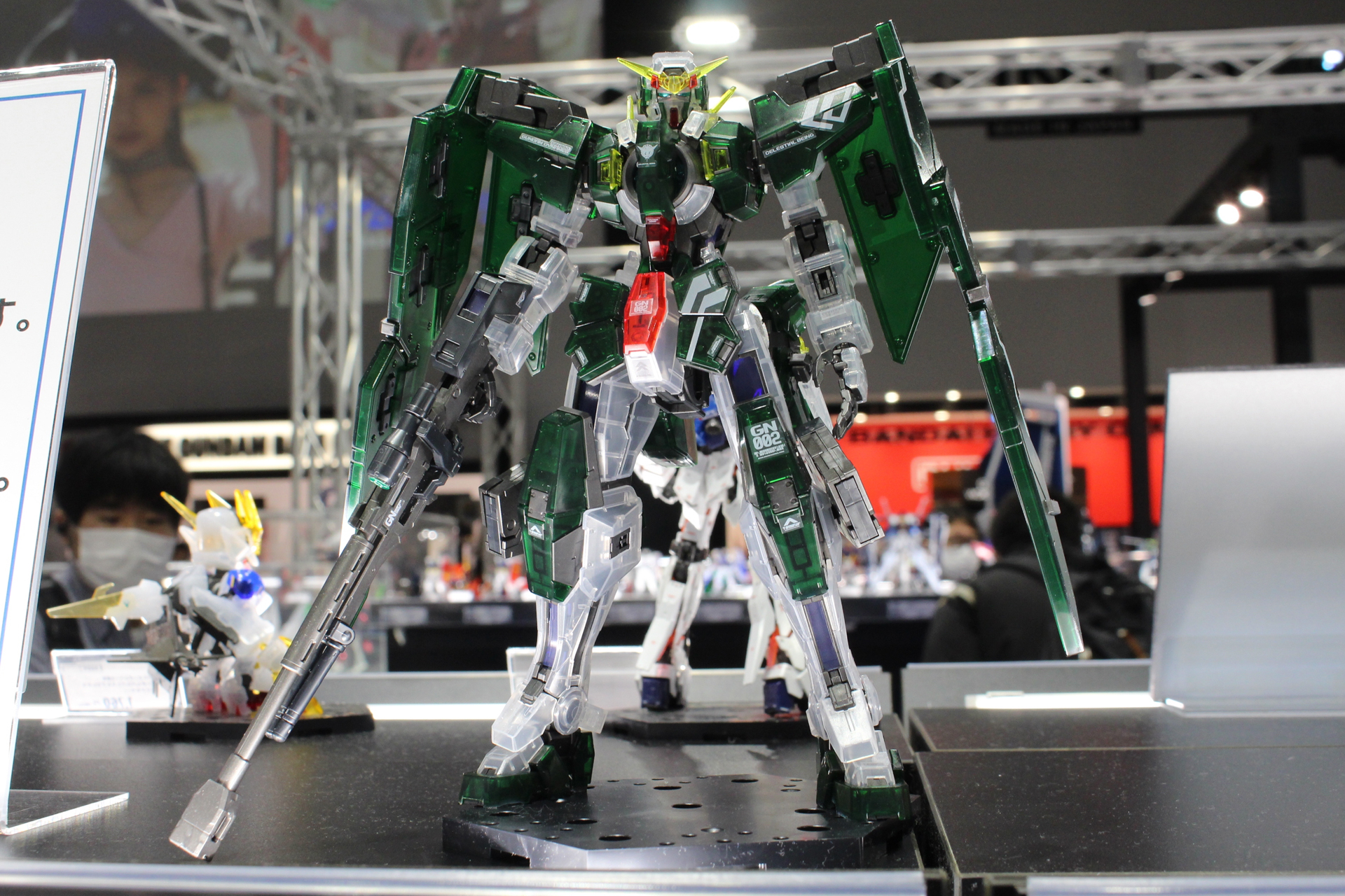 MGシリーズならではのフレームがクリア成形の装甲の下に透けて見える