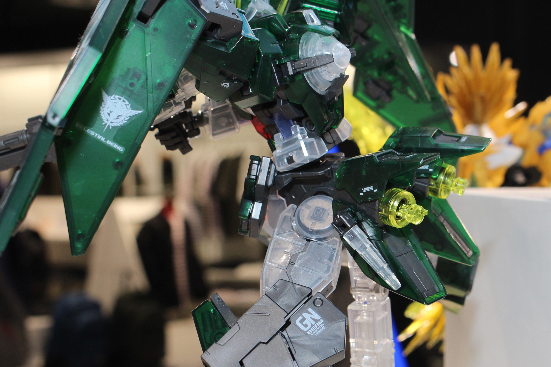 腰部のGNバーニアは装甲とバーニア部が連動して展開する