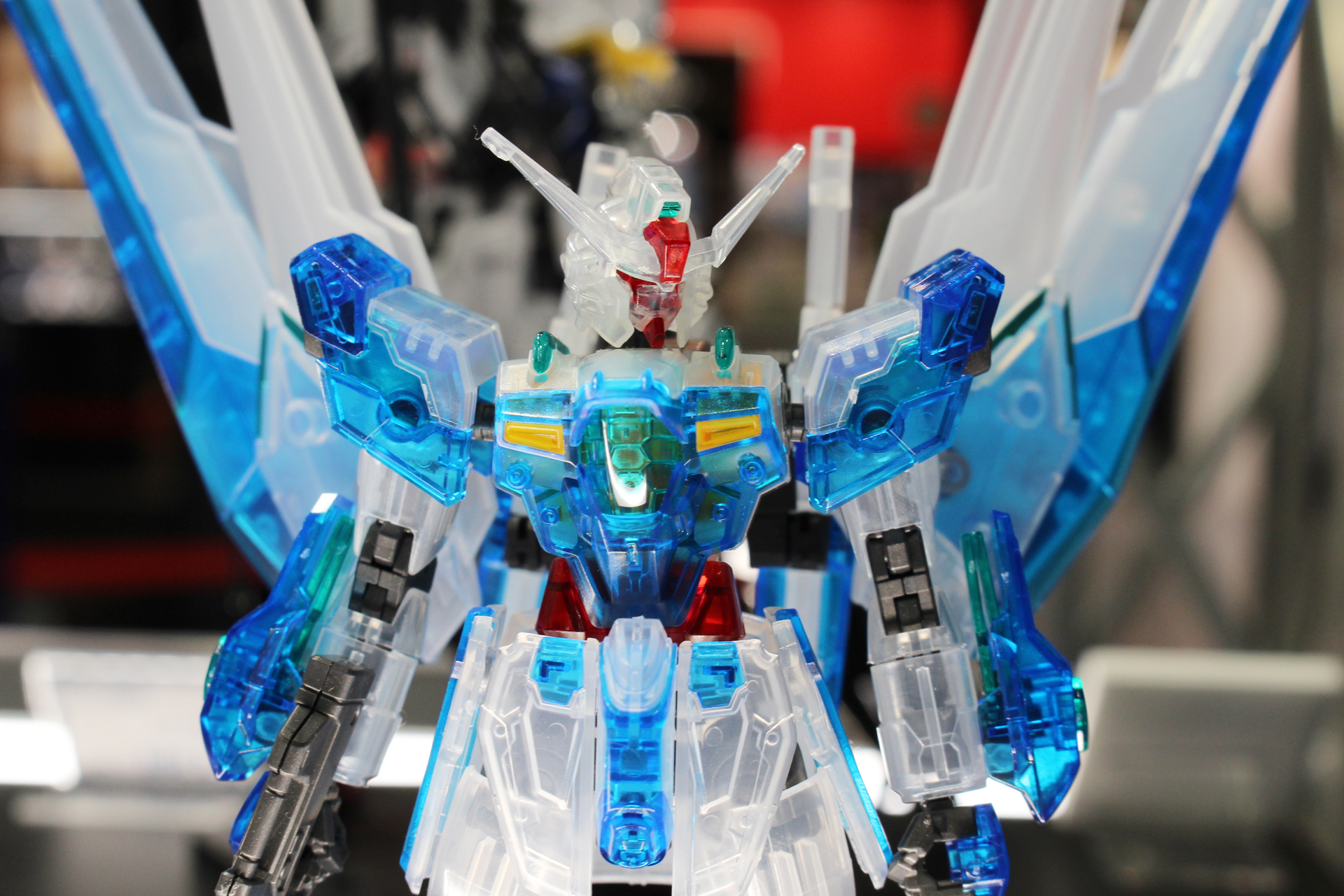 頭部はデスティニーガンダムだが、クリア成形により赤の部分が強調されて見える