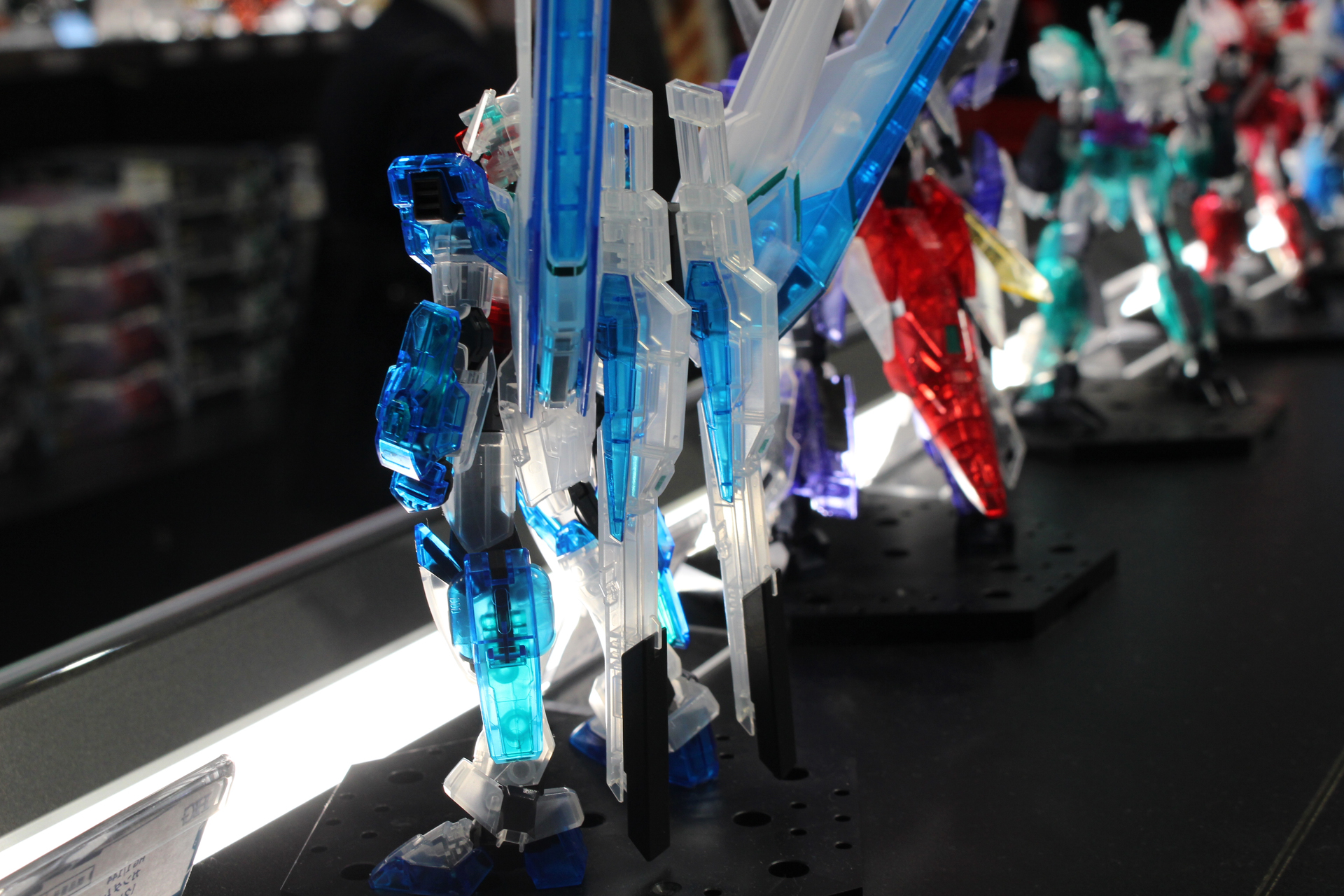 背面のダブルサテライトキャノン。攻撃時は肩の上から前方へと向けられる