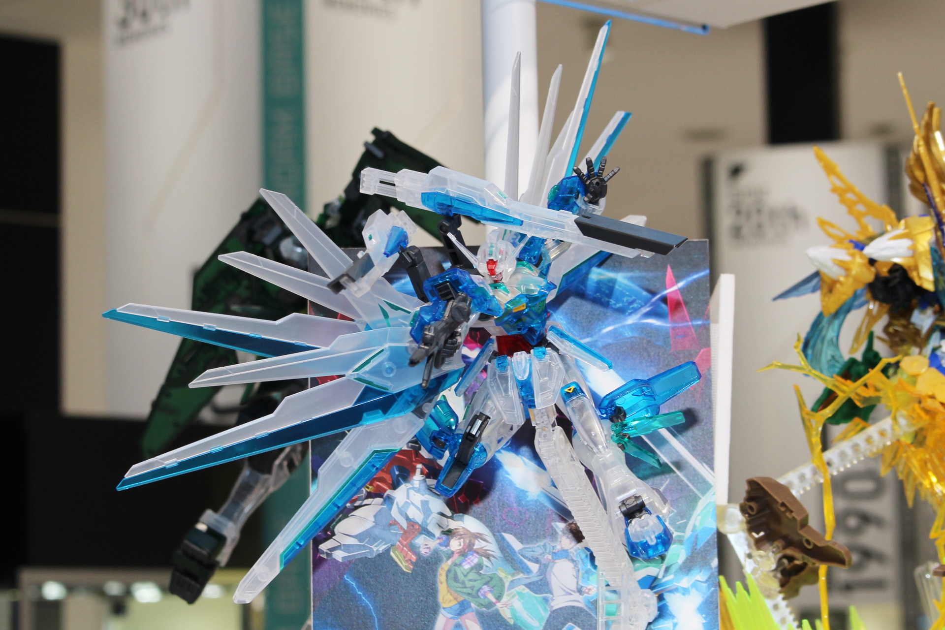 翼とダブルサテライトキャノンを展開した状態。印象はかなり変わる