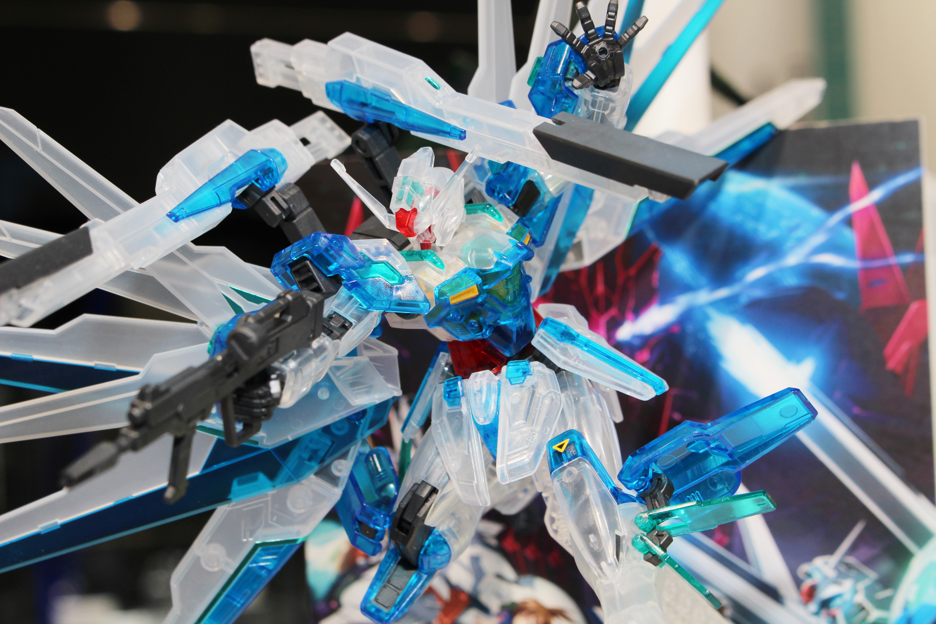 クリア成形によって機体全体が輝いているように見える