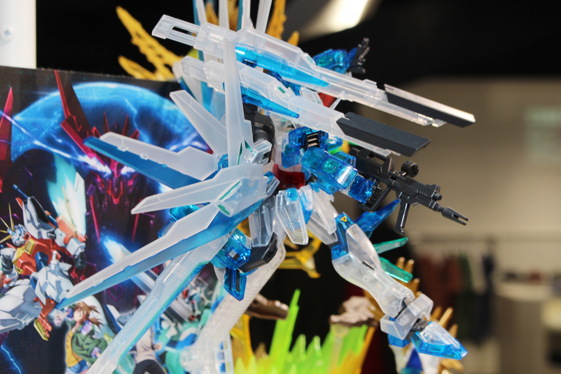 武装はダブルサテライトキャノンとビームライフルの他、大型ビームソード、ビームシールドなどが付属