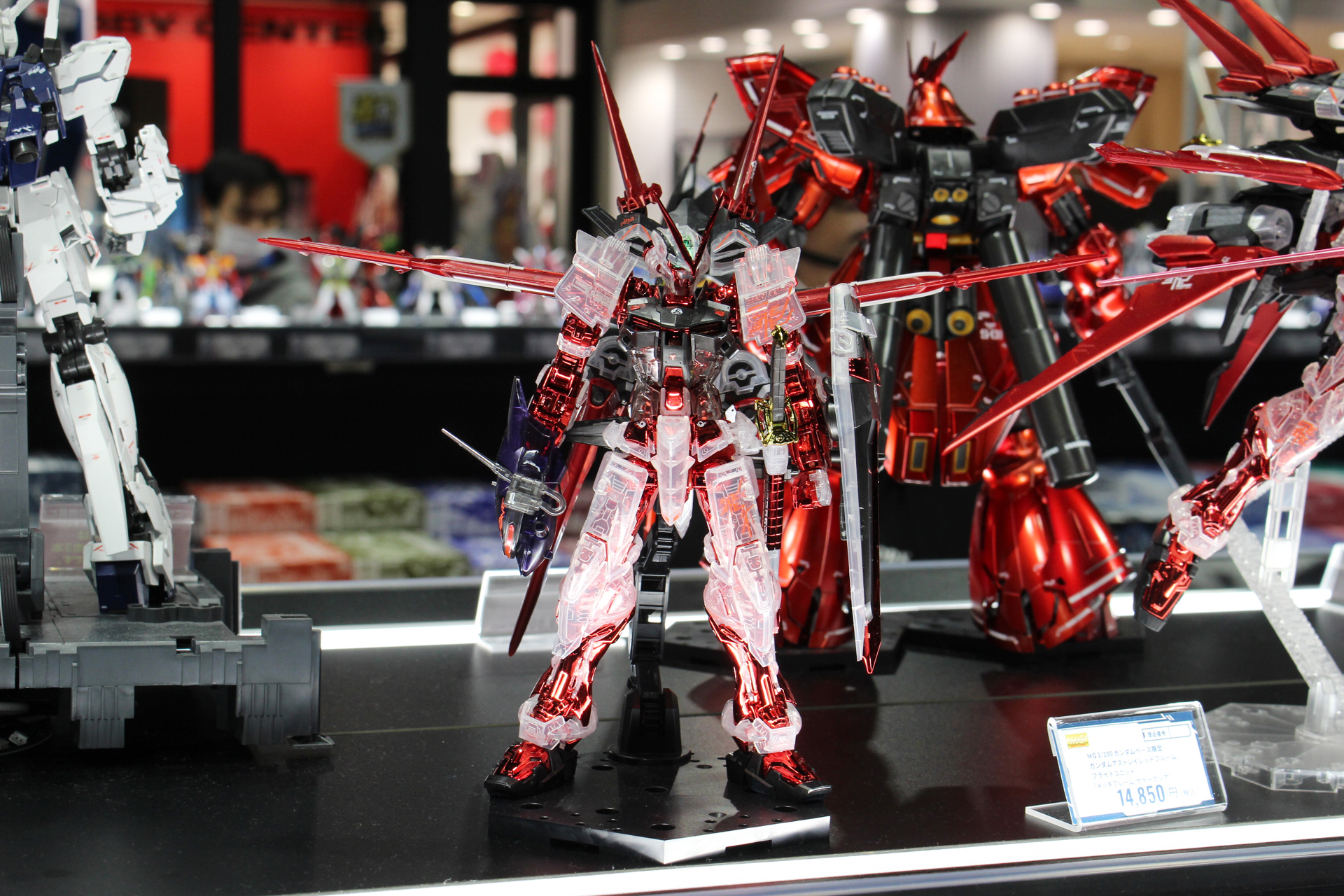 メッキのフレームとクリアの装甲をまとったアストレイ レッドフレーム