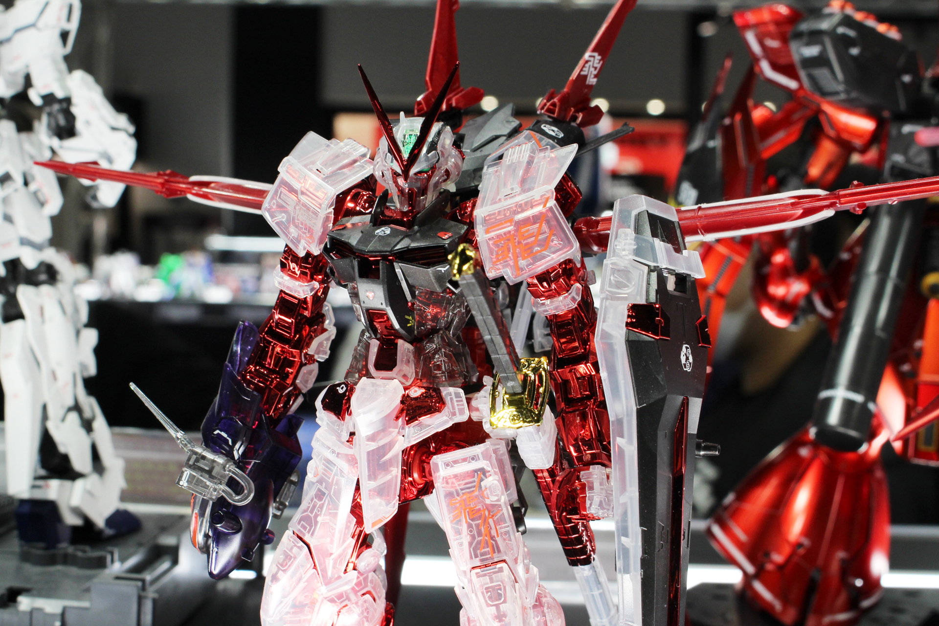 クリアパーツに透けて見えるメッキパーツは色味が変わり、独特の色合いとなっている