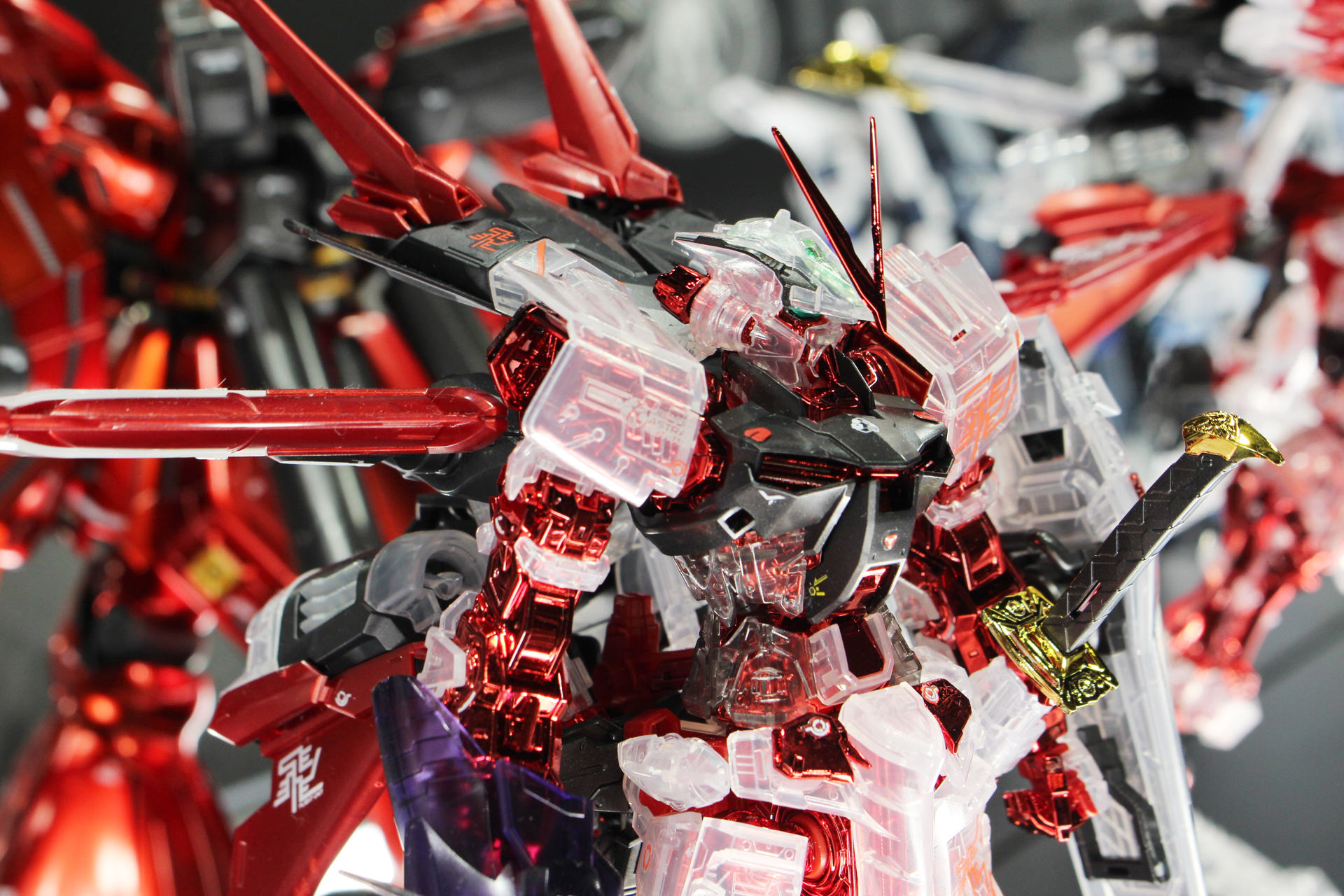 腰に提げたガーベラストレートには金メッキパーツを採用