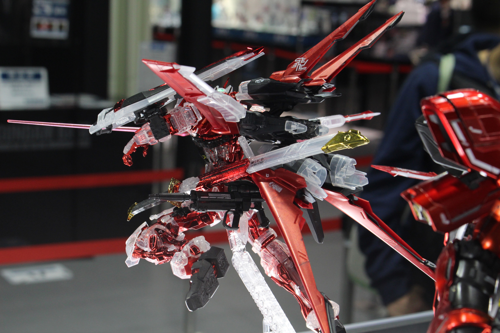 フライトユニットは着脱も可能で、内蔵のグリップにより懸架状態も再現できる