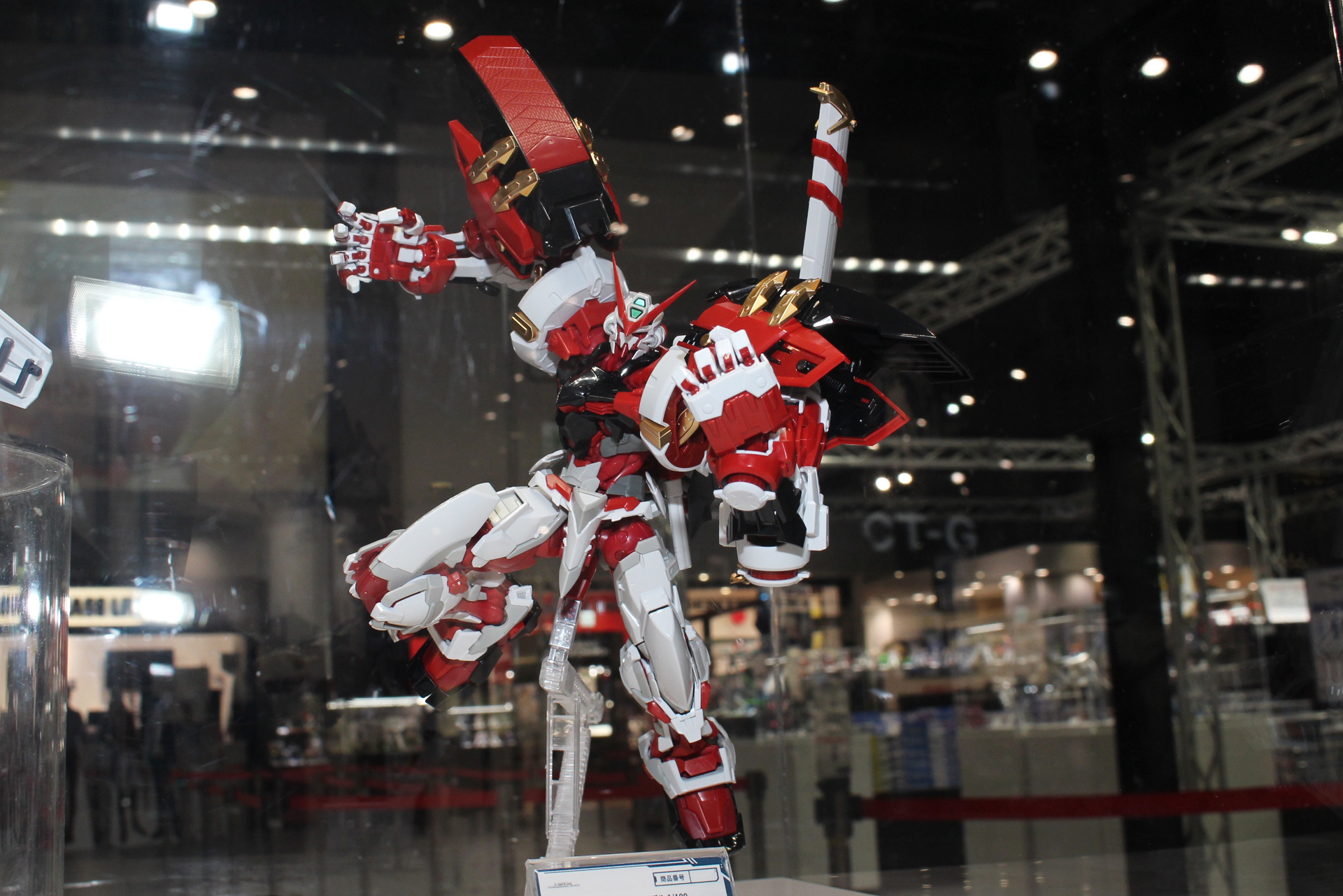 「ハイレゾリューションモデル 1/100 ガンダムアストレイ レッドフレーム パワードレッド」。3月12日発売。価格は17,600円（税込）