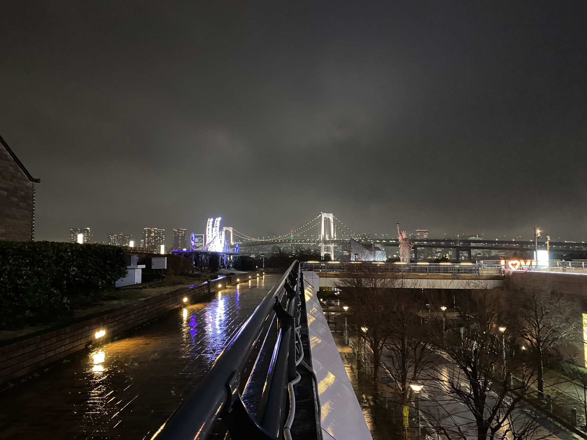 お台場はライトアップされている施設が多く、夜も華やかだ