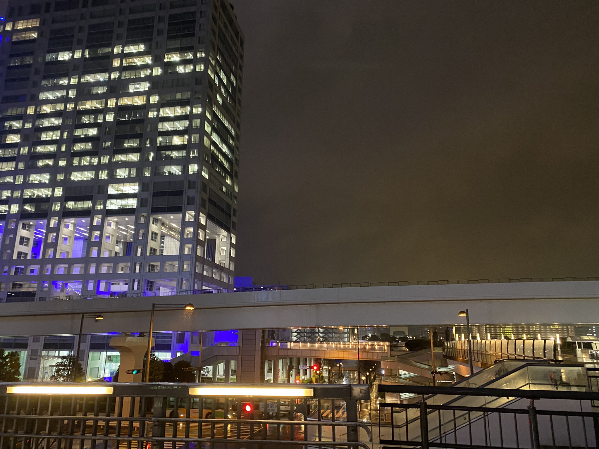 お台場はライトアップされている施設が多く、夜も華やかだ