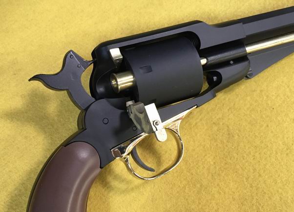 製品はブルーブラック処理。ゲートを開け弾を装填する