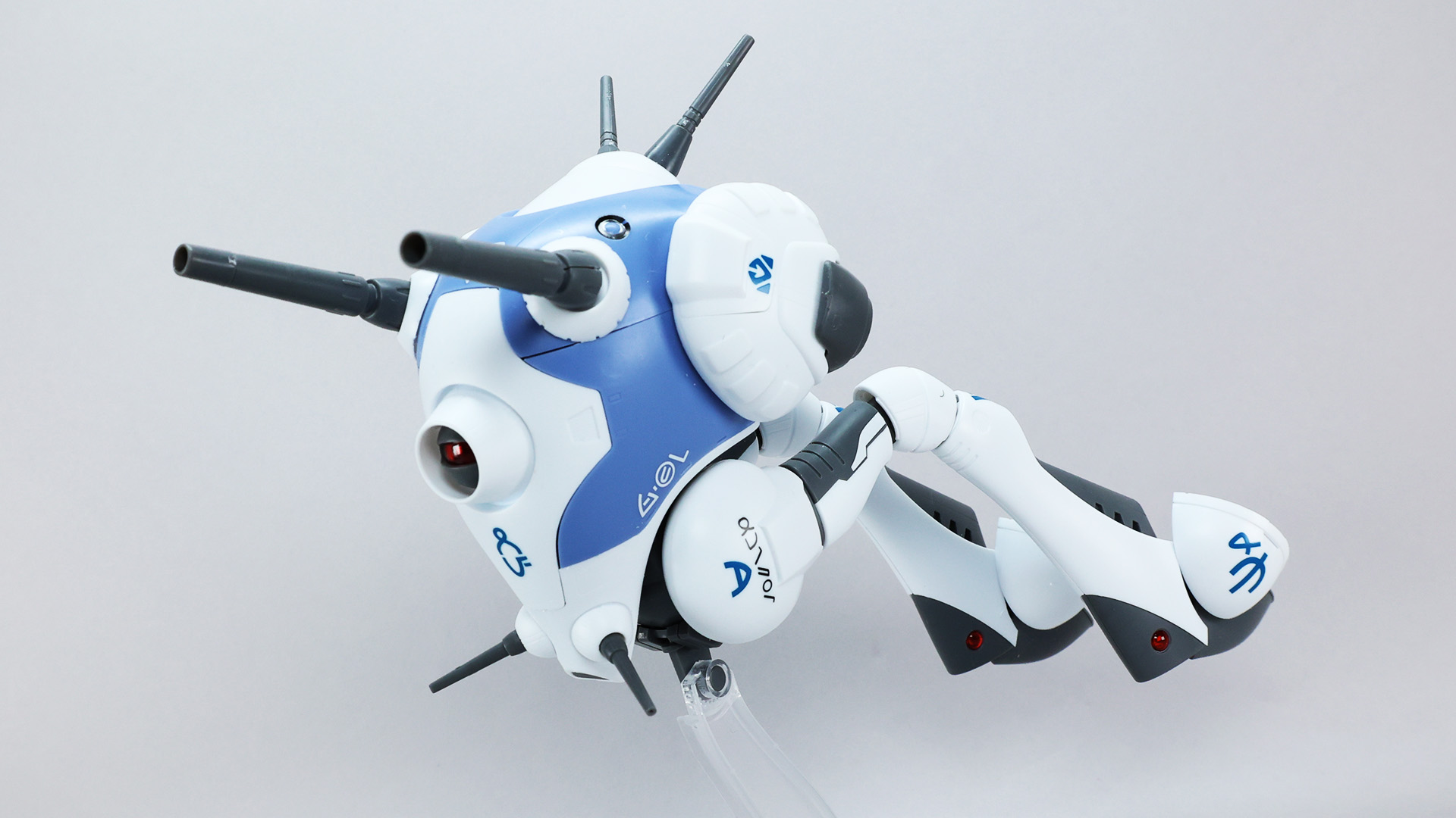 両脚とロケットノズルを後方へ向け急襲する！