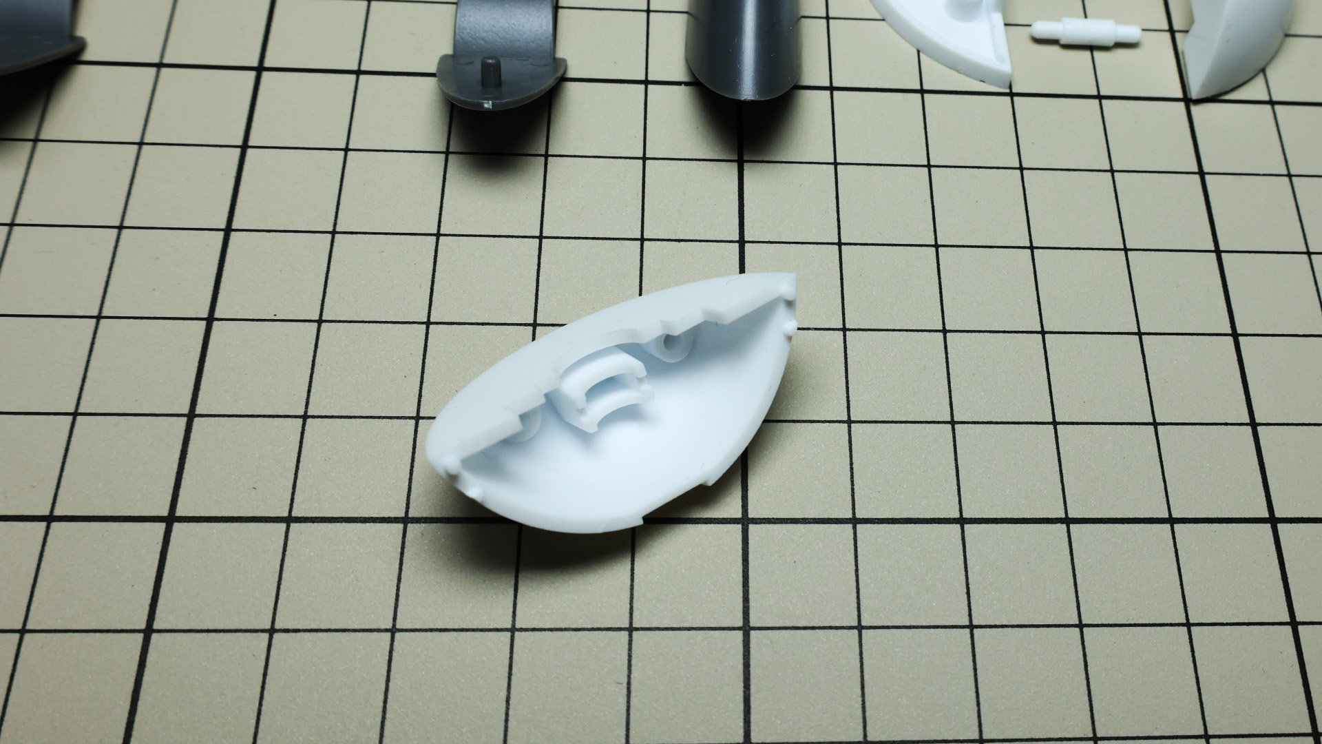 接合部にのこったゲートをカットして