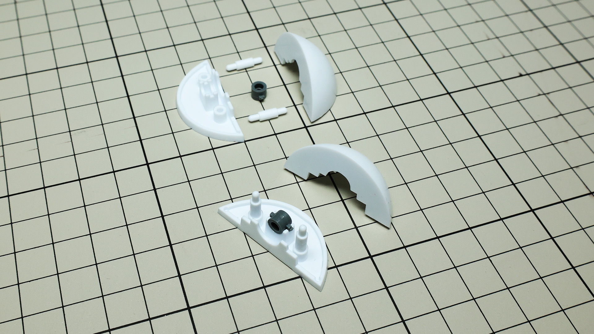 かかと左右の半月状の部分はポリパーツを仕込み、