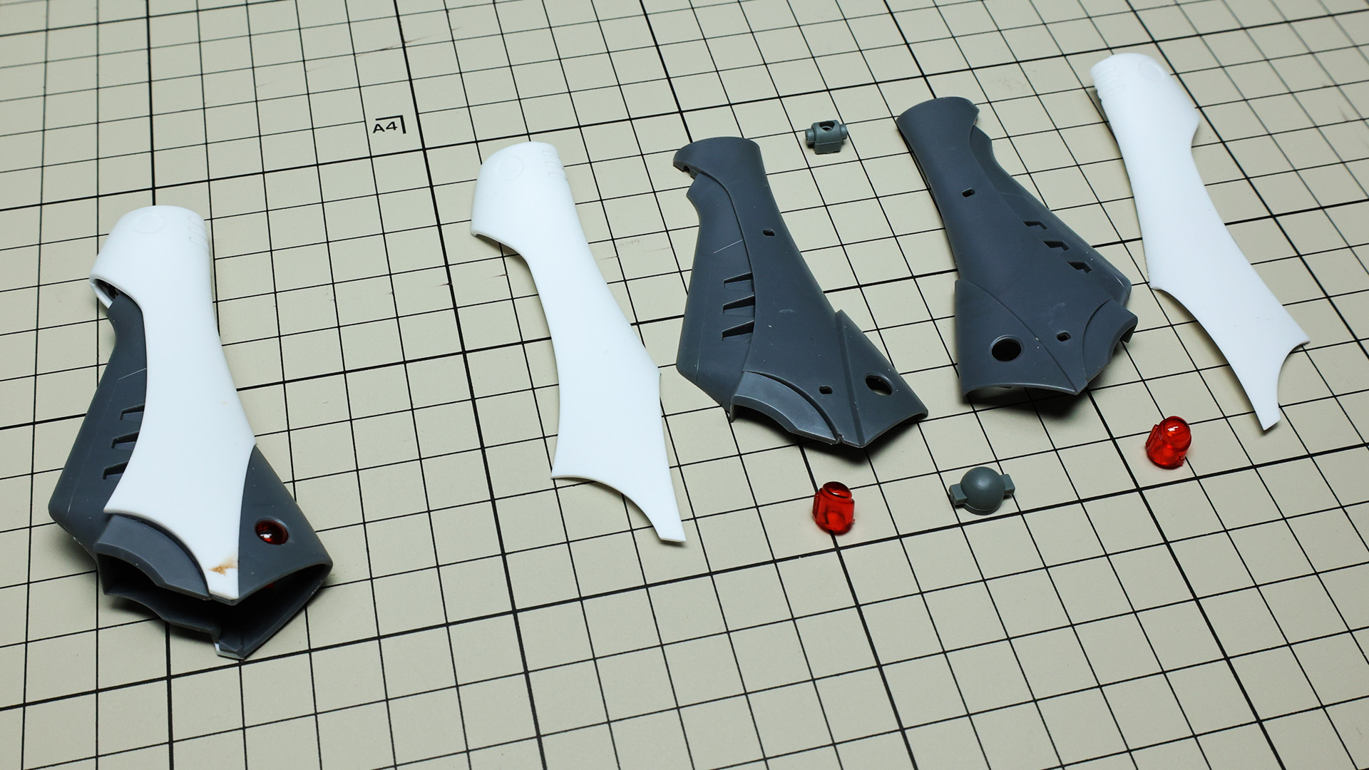 片方を組んでみました……手にもってみるとなんだかフライドチキンのような……