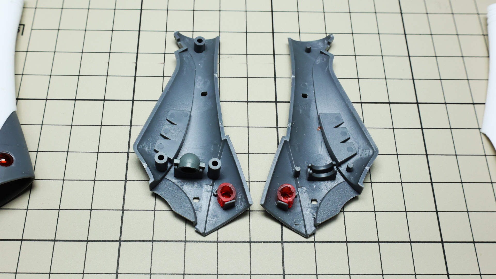 左右にセットし、ポリパーツも仕込みます