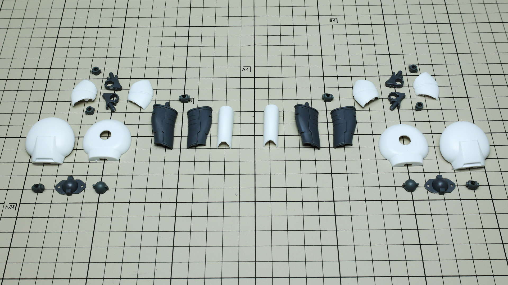 左右の上段にあるのが膝関節、それ以外は大腿部のパーツです