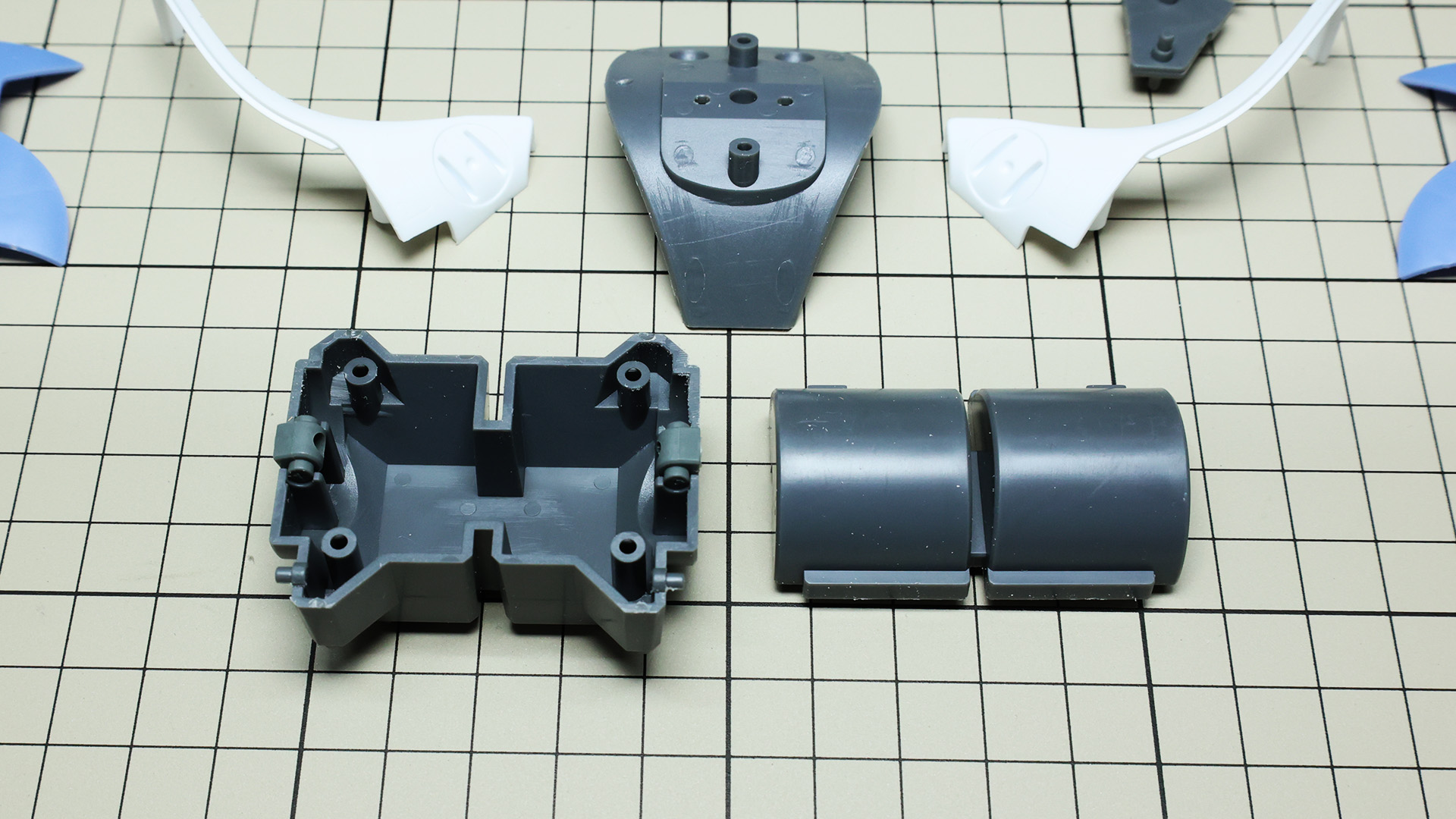 ボディの基部はコクピットブロックとなっていて両脇にメインロケットのためにポリパーツを組み込んでスムーズな可動を実現します