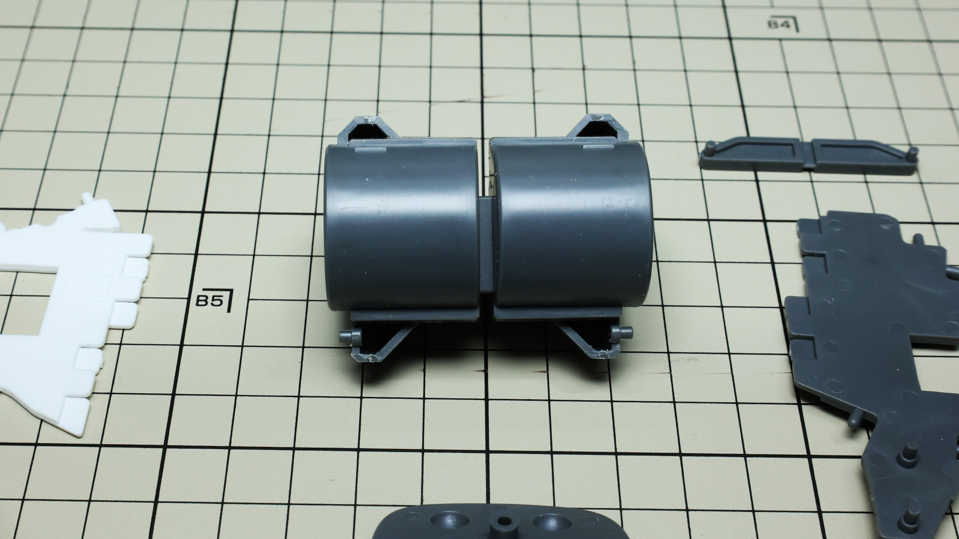 これはボディの中心を構成する梁の役割になるパーツで……