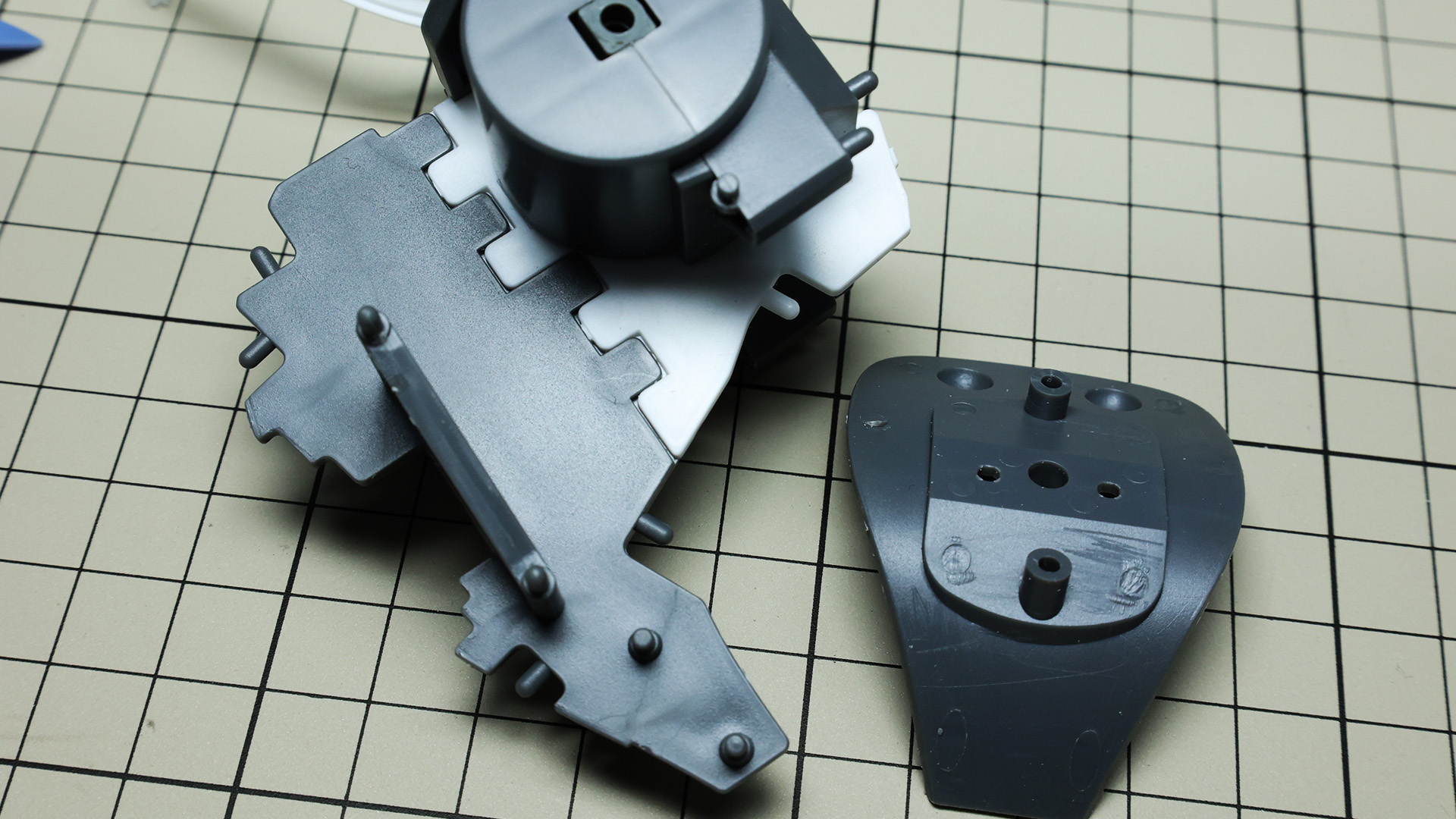 ボディ下部のフレーム外装をピンで接続します