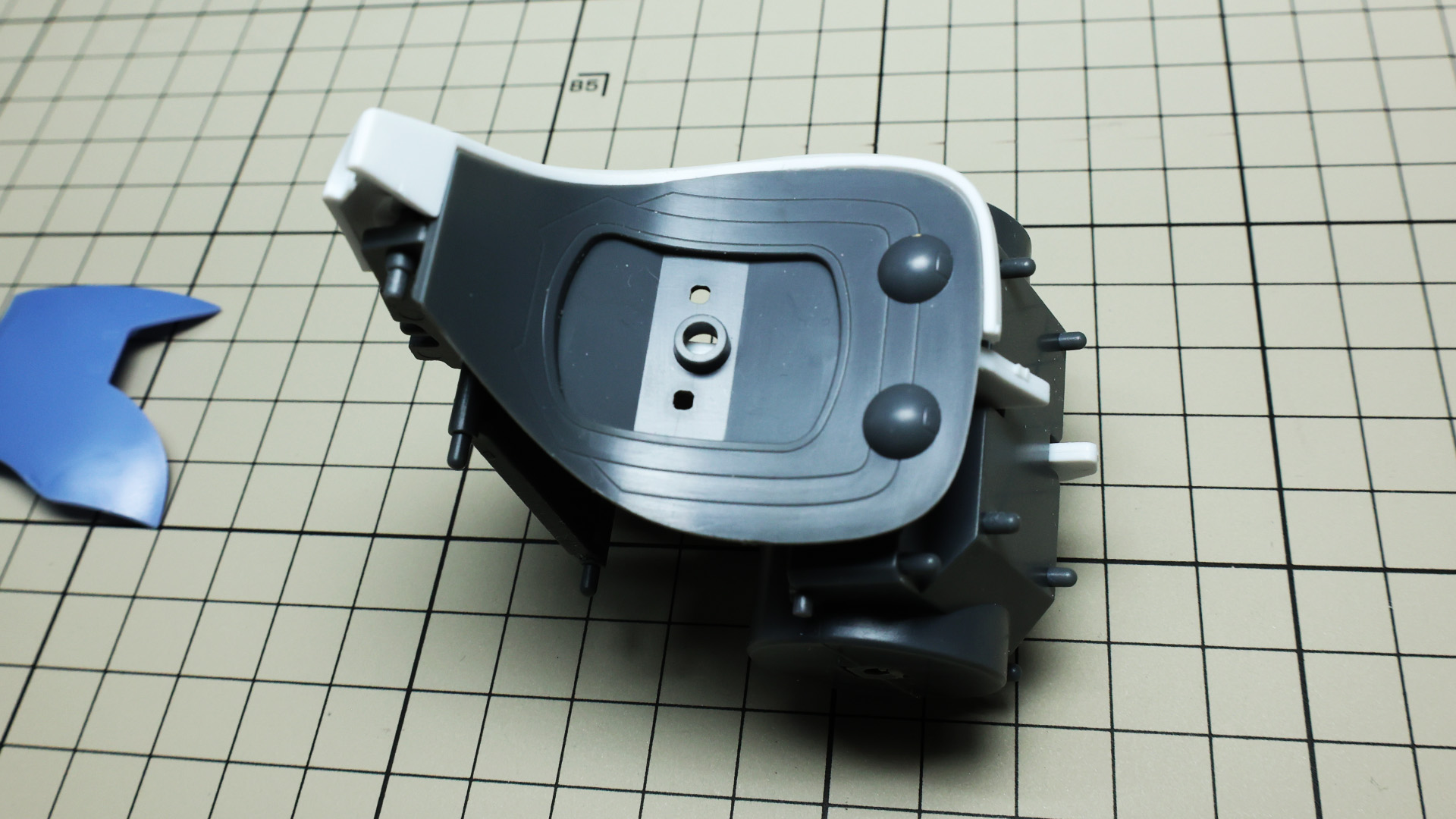 青い外装パーツを配置していくと白い外装もがっちり固定されます