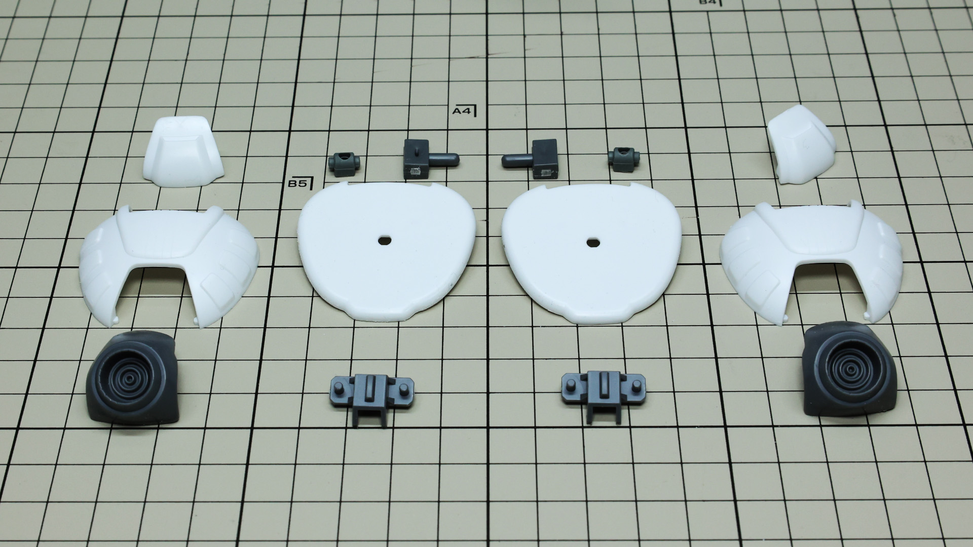 内部にポリパーツを組み込んで外装で固定する構造です