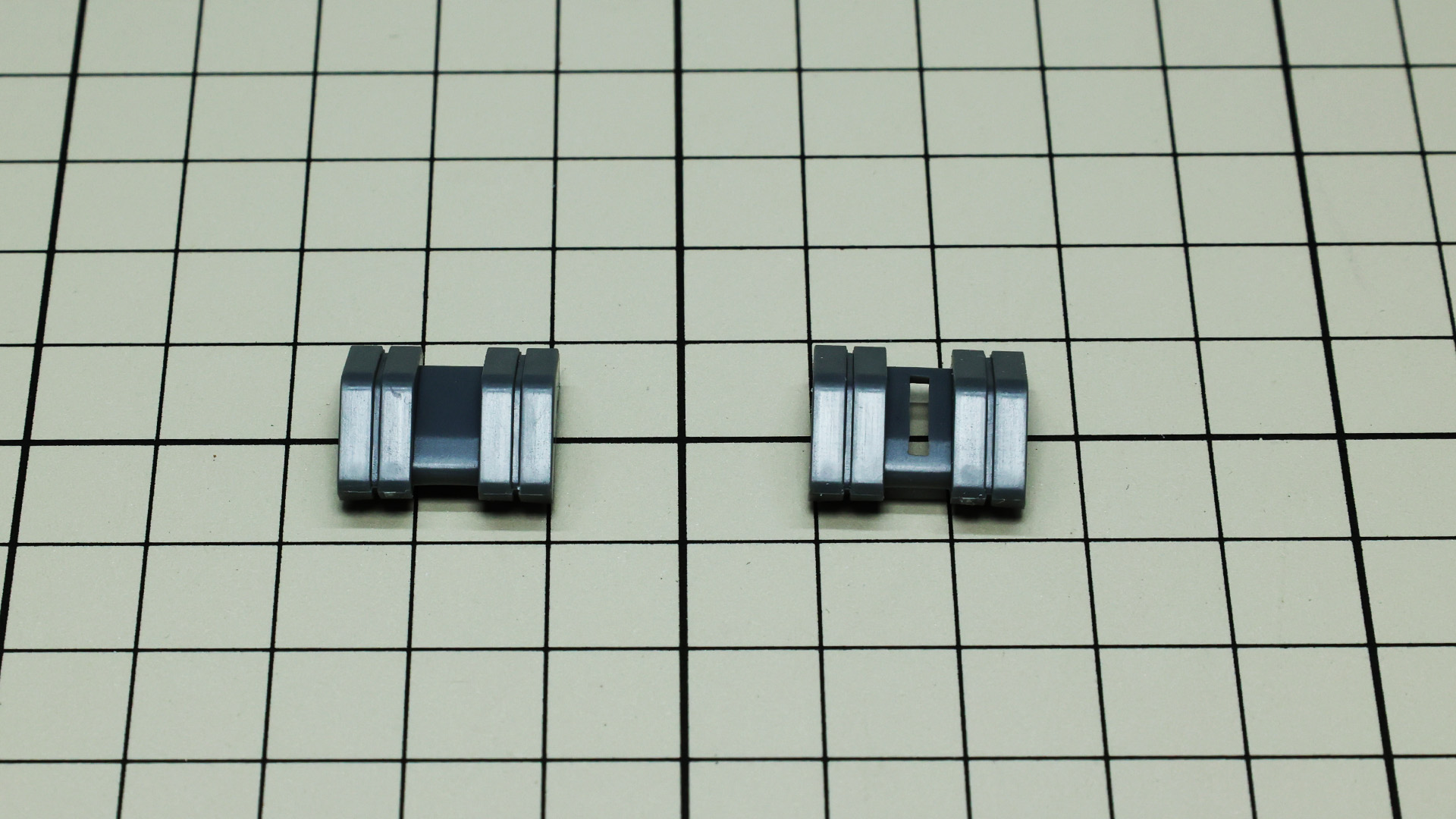 スタンドの使用有無で使うパーツが違います。左がスタンド無、右がスタンド有用です