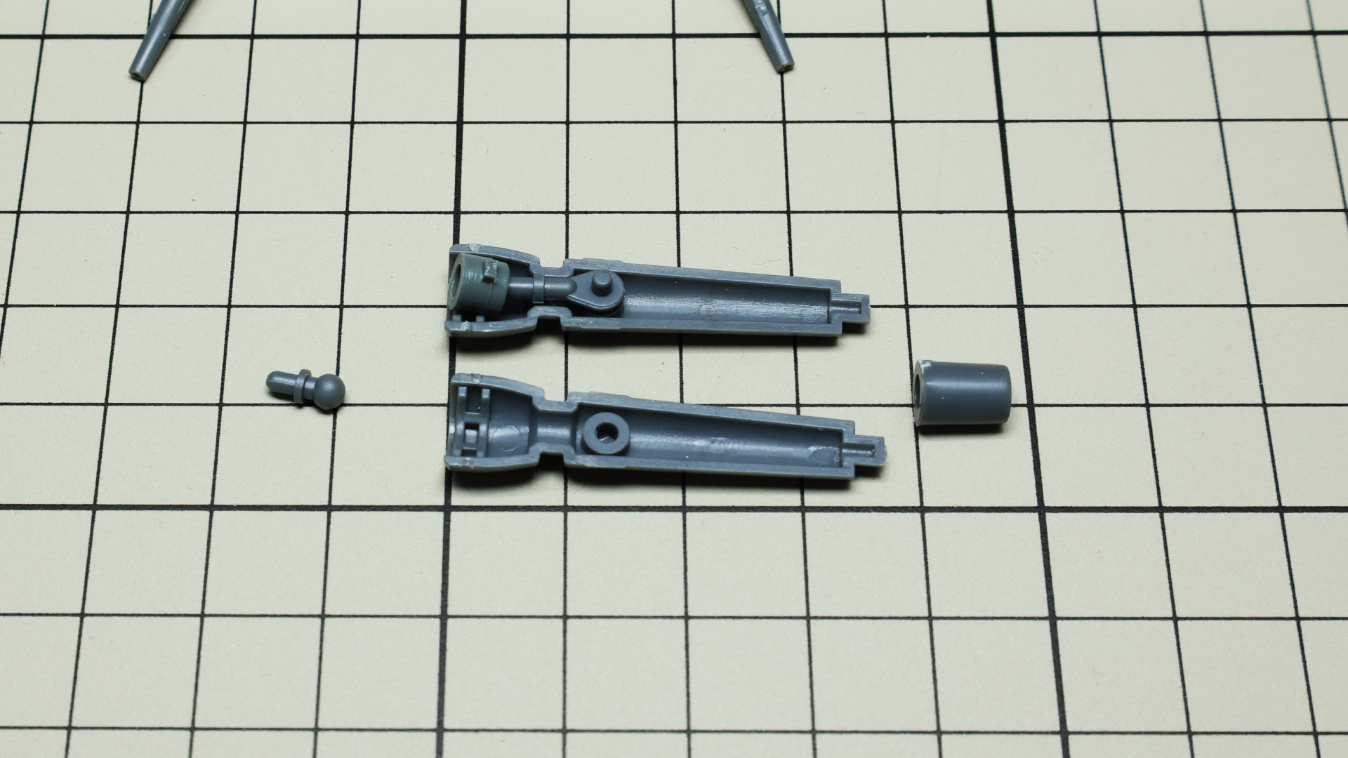 ポリパーツを固定させるための軸もあります