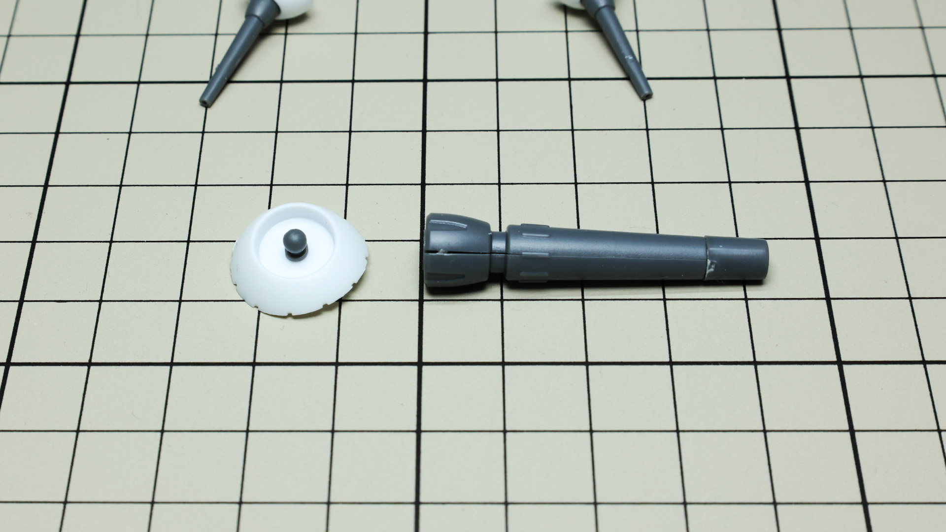 基部にボールジョイントの軸を差し込んで完成します