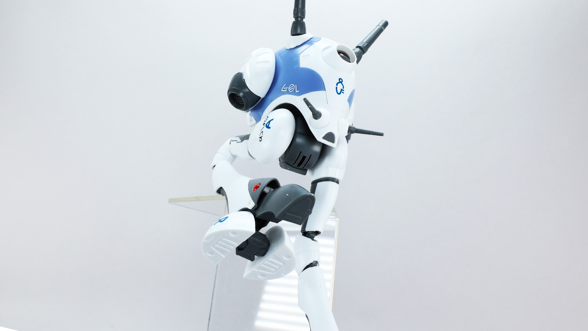 逆関節でぴょこぴょこ走ります