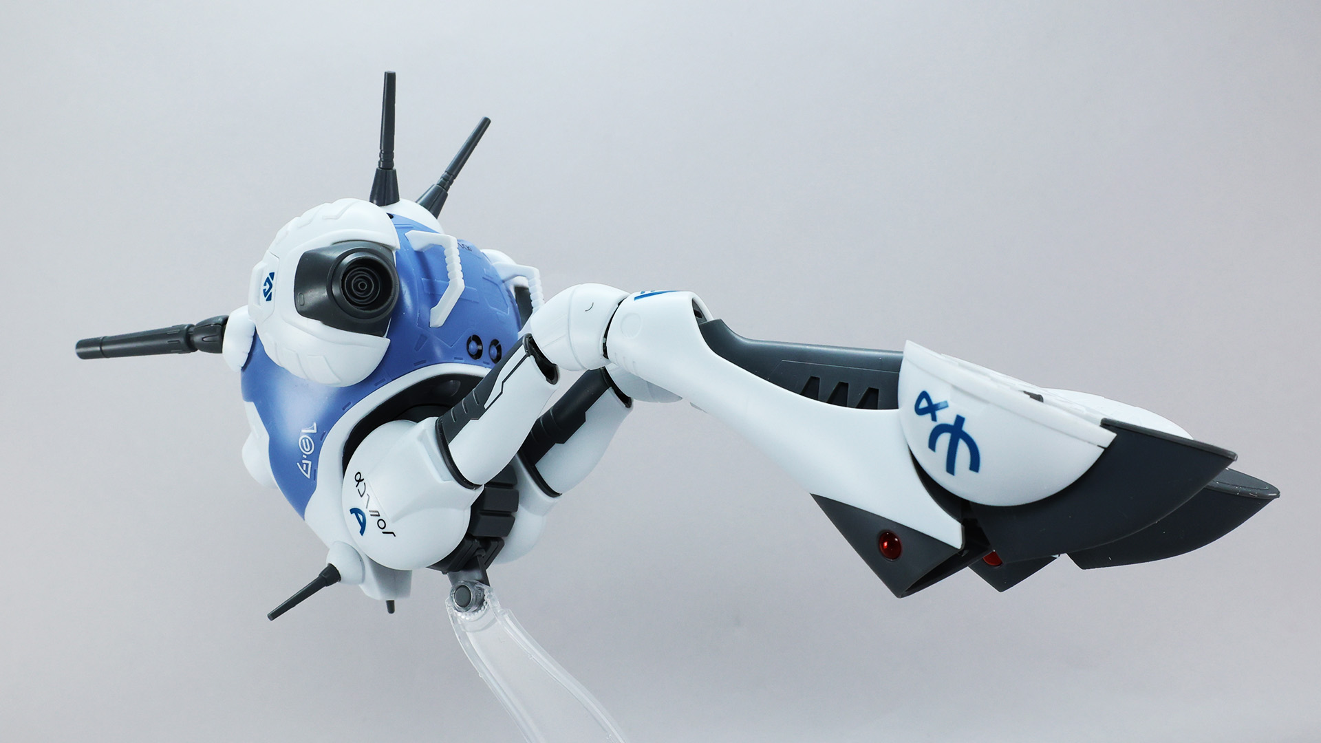 飛行ポーズは宇宙船のイメージもあります