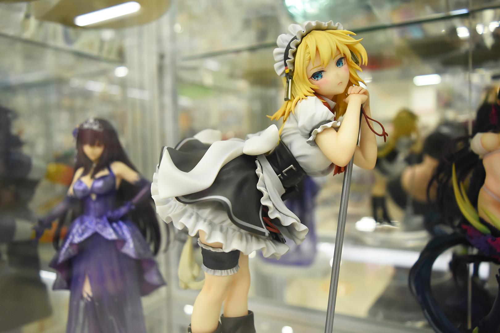 恥ずかしがりながらもしっかりとポーズを取ってくれるメイドの鑑