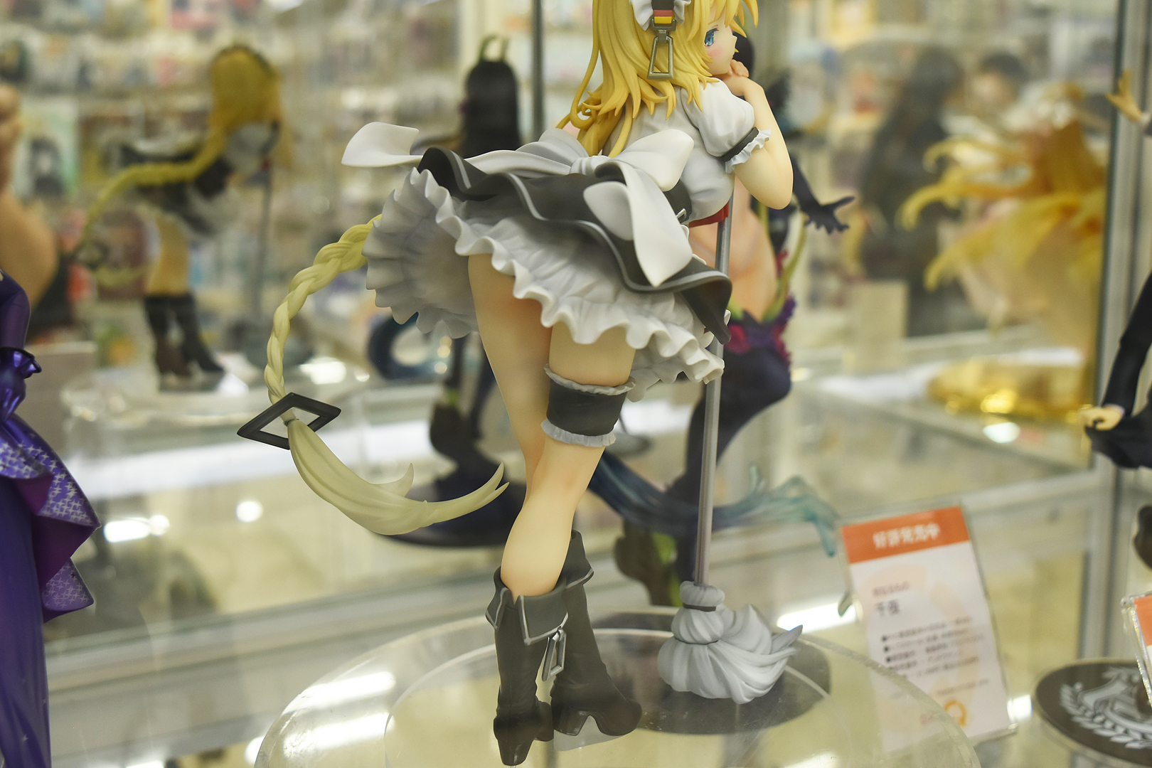 ポージングも相まって、脚のラインの美しさが際立っている