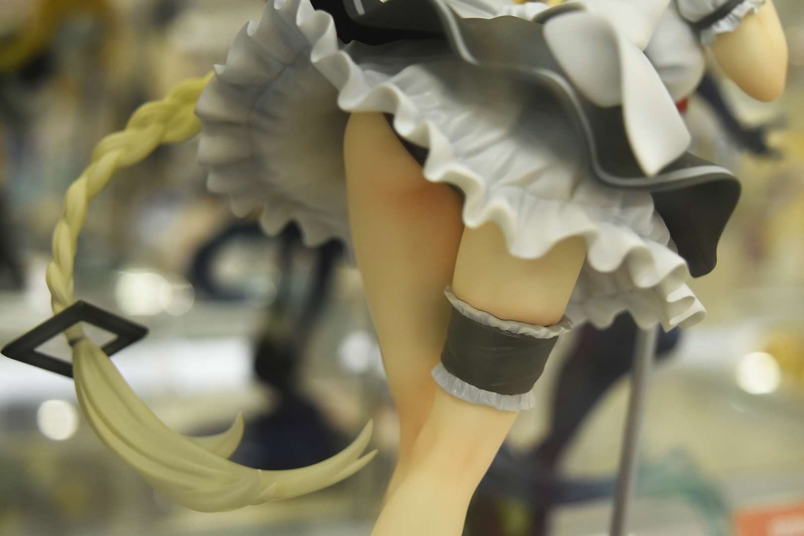 ポージングも相まって、脚のラインの美しさが際立っている