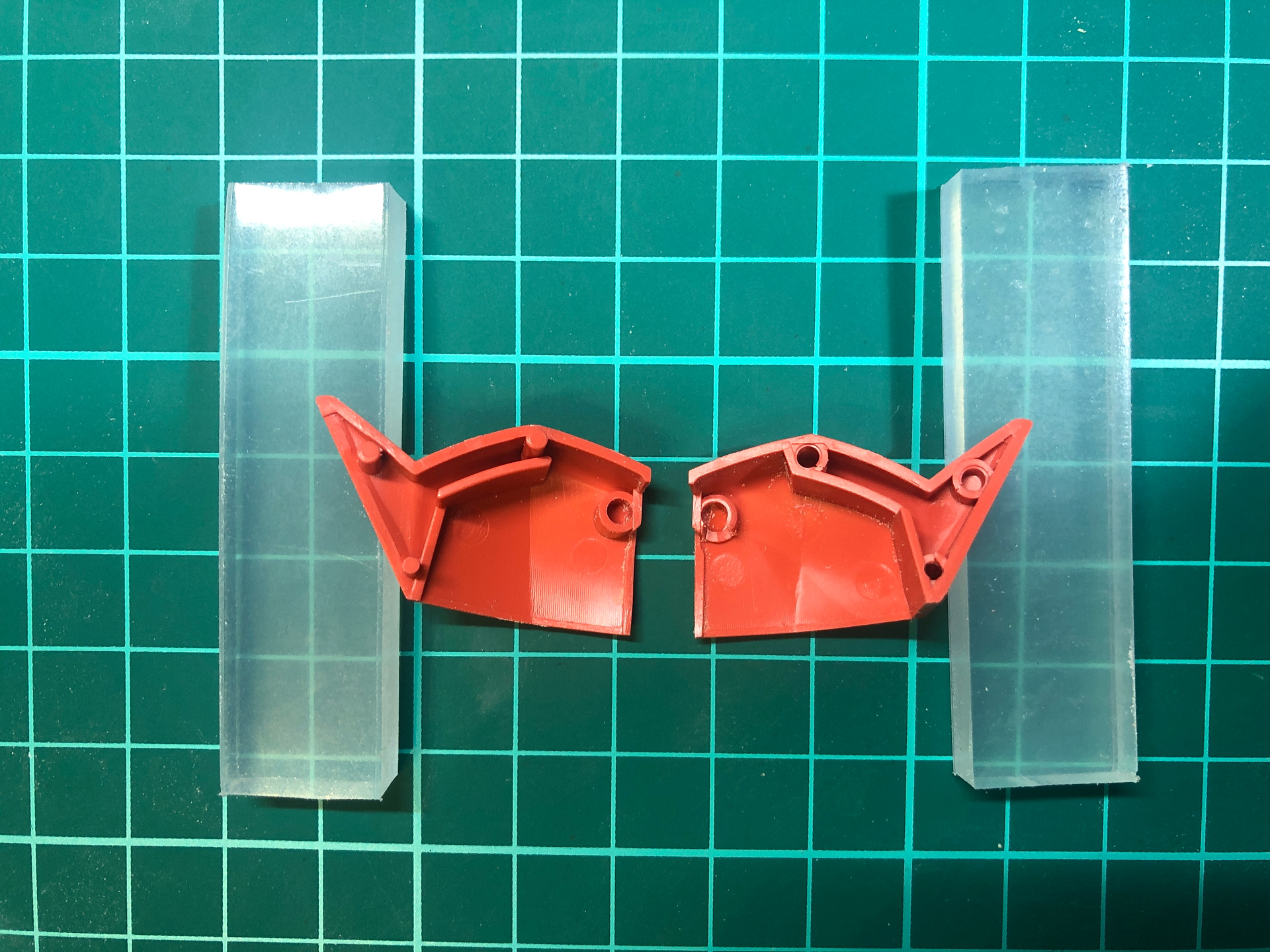 後ハメ加工を行なった肩部パーツ。画像右側が加工済みのパーツ。穴の一部を切り欠くことでパーツを後ハメできます。