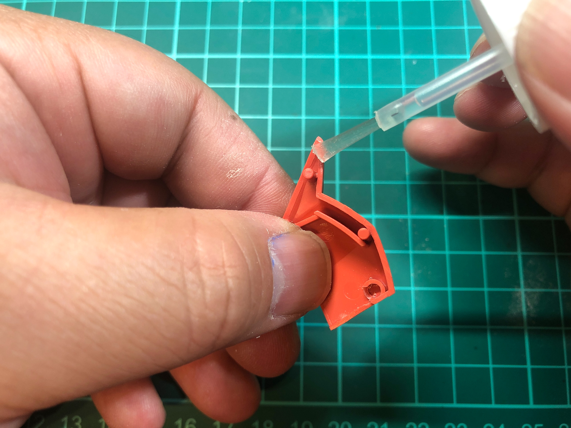 パーツの接着面にたっぷりと接着剤を塗布していきます。