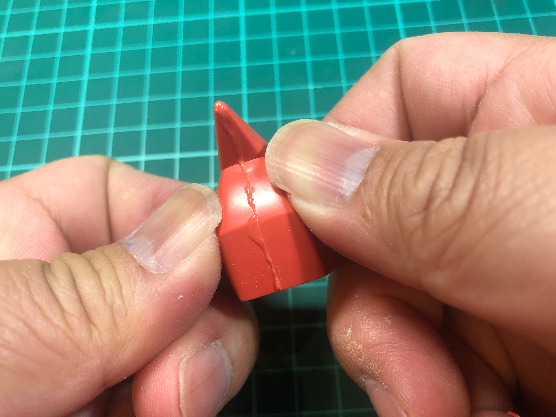 接着剤の塗布が完了したらパーツを貼り合わせていきます。この時に張り合わせた個所から接着剤がしっかりとはみ出るようにしていきます。