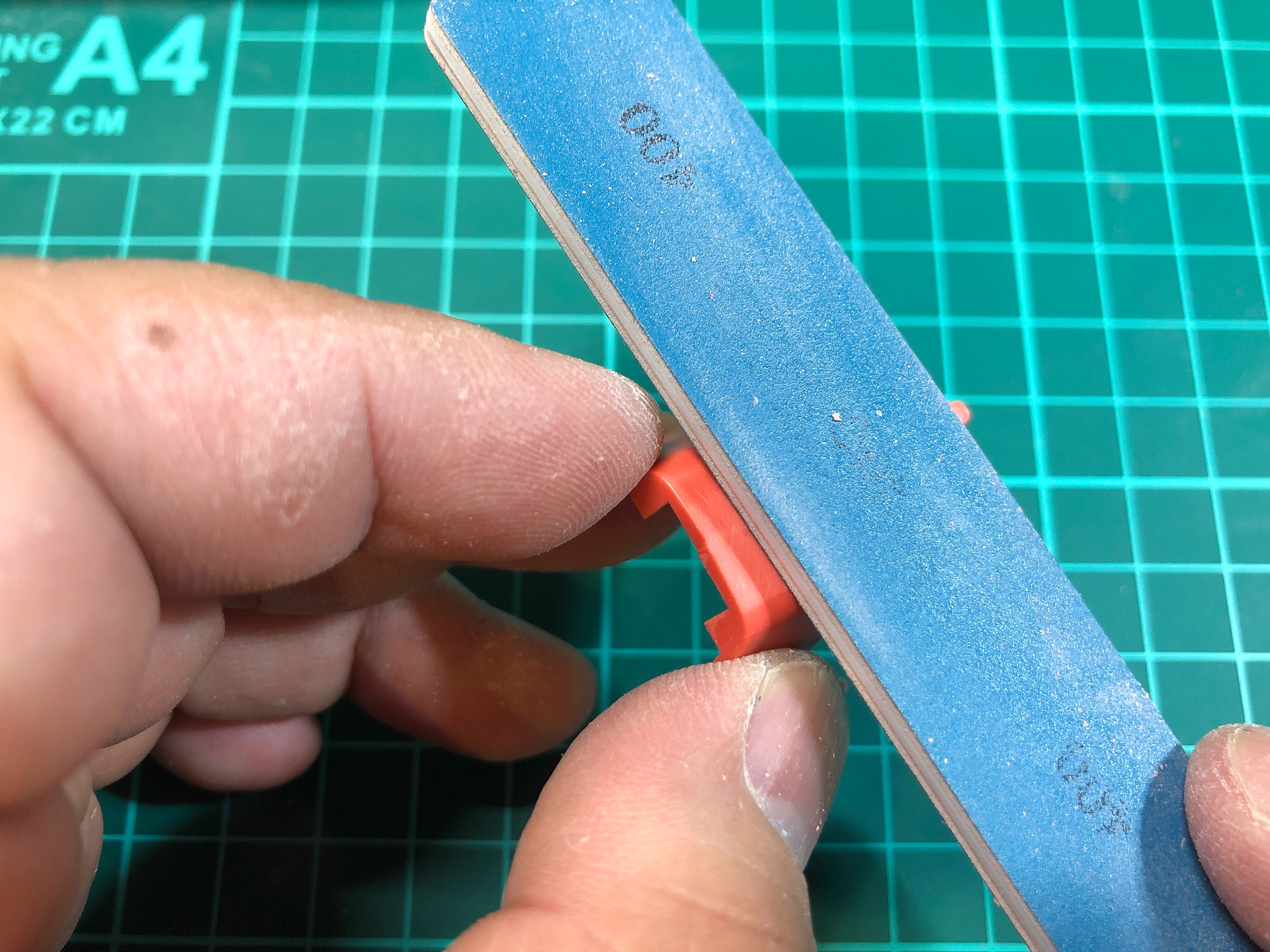 接着剤が乾燥したらはみ出した接着剤を400番のやすりで削り落としていきます。