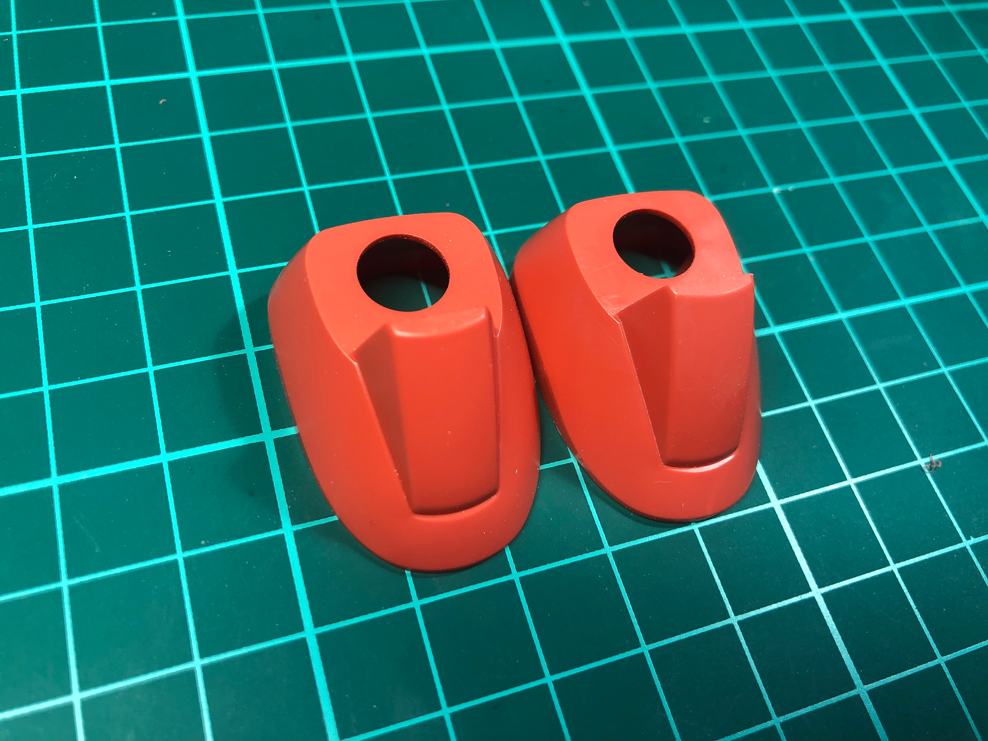 モールドの彫り直しを行なった足パーツ。右側が彫り直しを行なったパーツ。彫り直しを行なうことでラインがはっきりし、引き締まった印象になります。