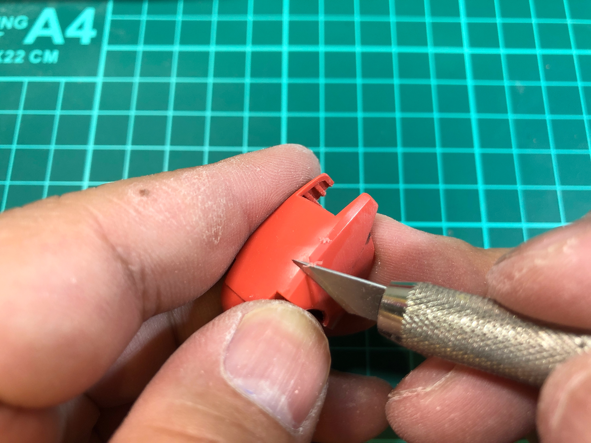 エッジ出しを行なっている脚部パーツ。ナイフによってエッジ出しを行なっていきます。